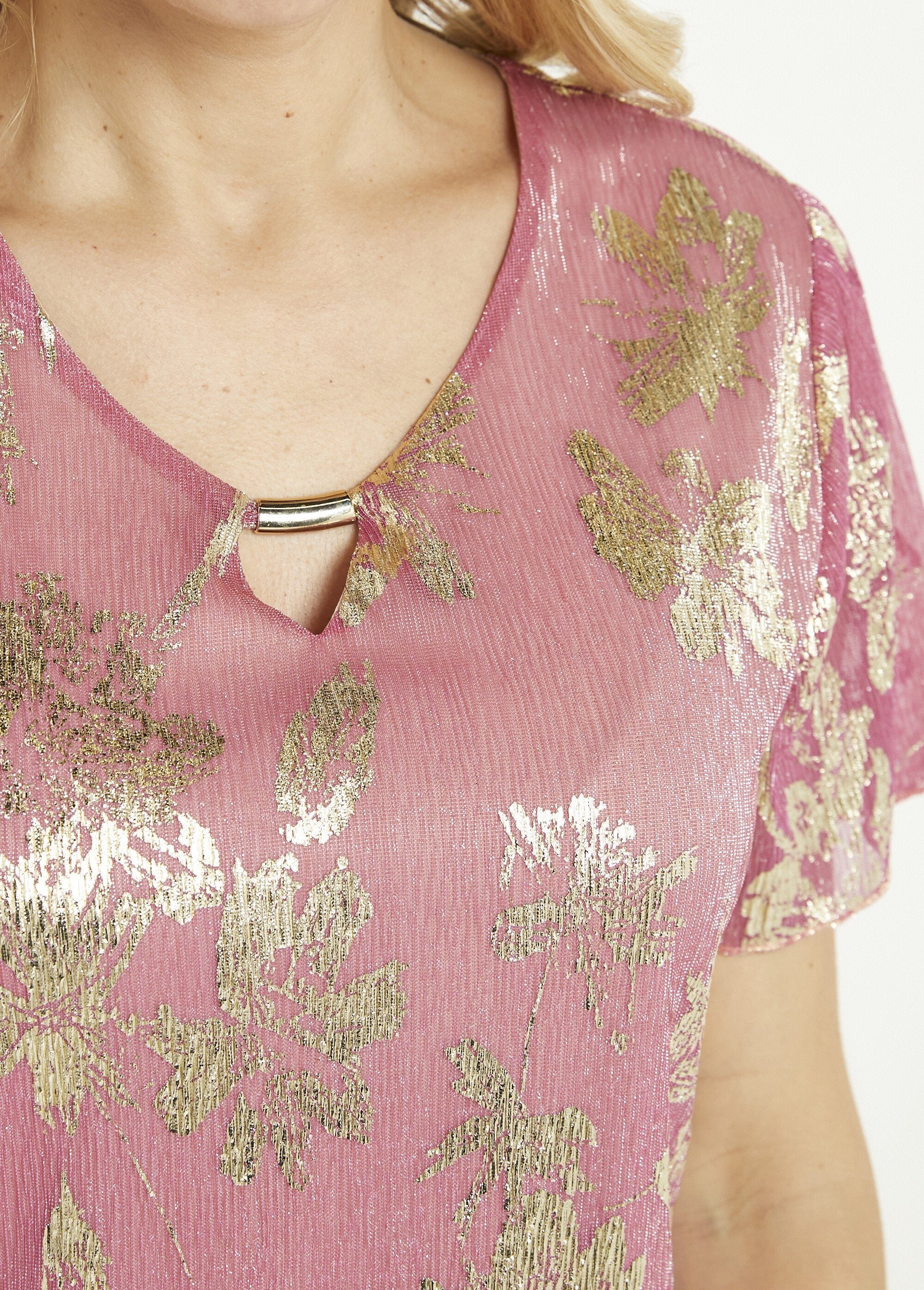 Camiseta_cropped_com_estampa_de_folhagem_dourada_Rose_DE1_slim