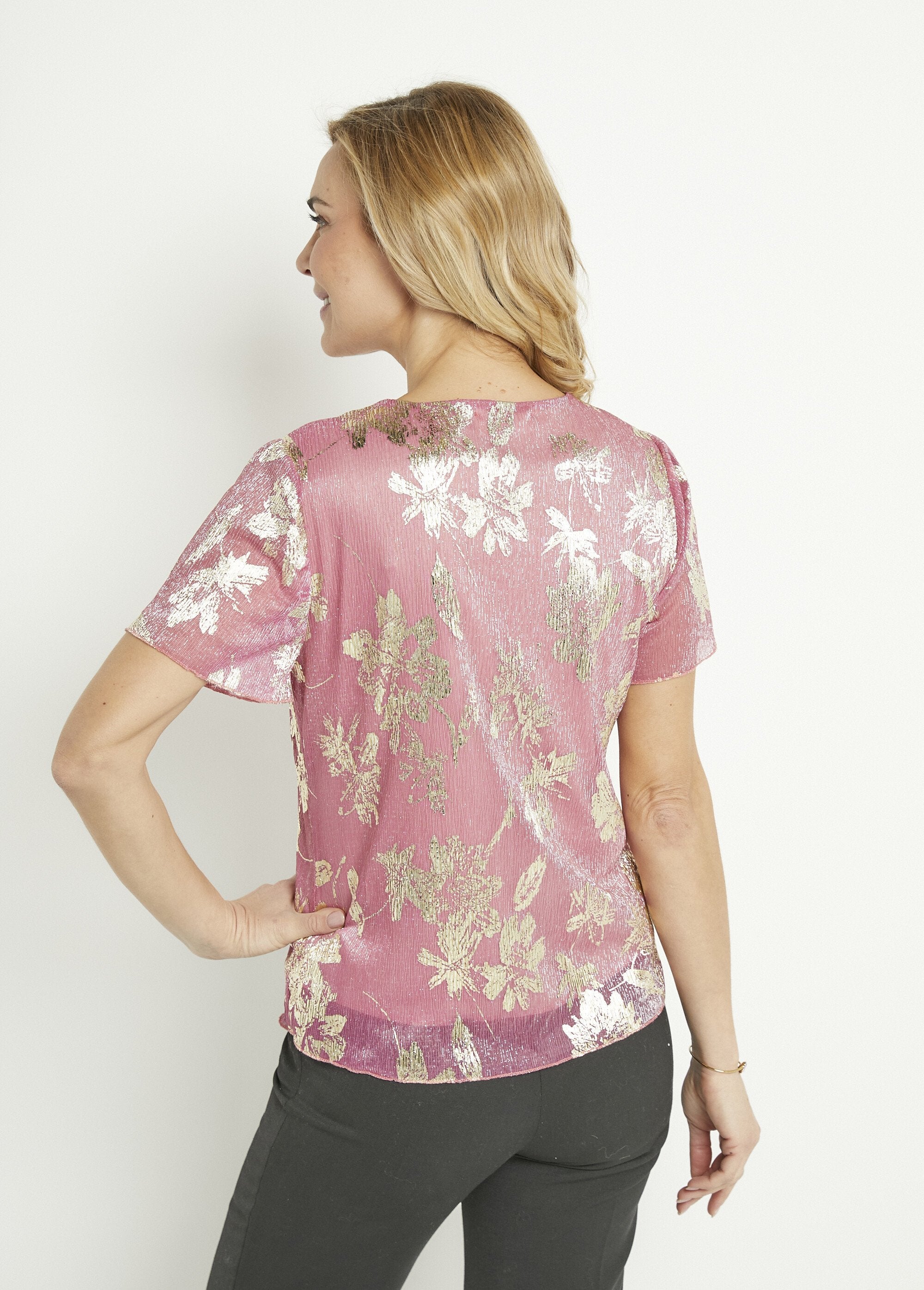 Camiseta_cropped_com_estampa_de_folhagem_dourada_Rose_DO1_slim
