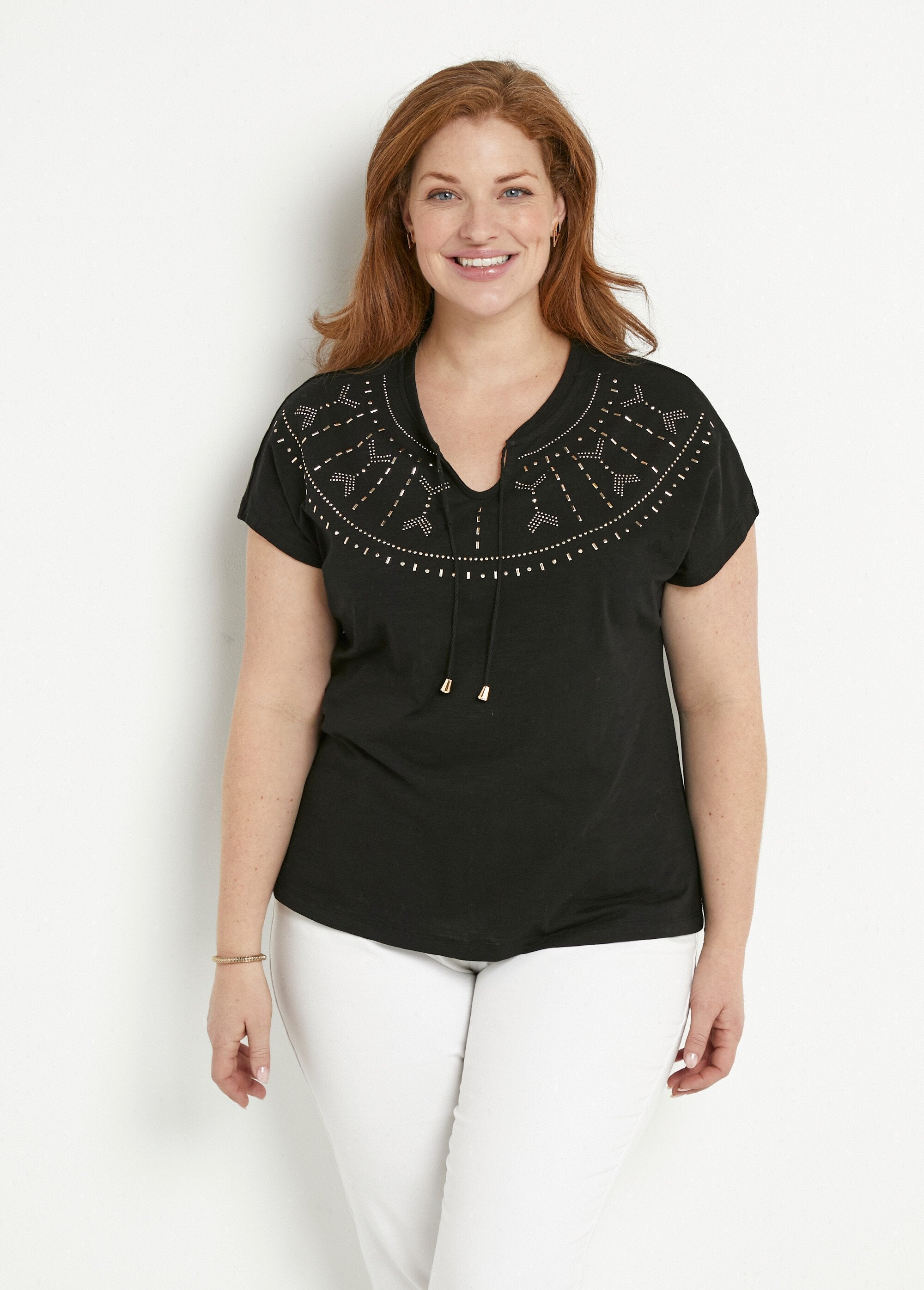 T-shirt_curta_com_tachas_lisas_em_ponto_de_chama_Noir_FA1_curvy