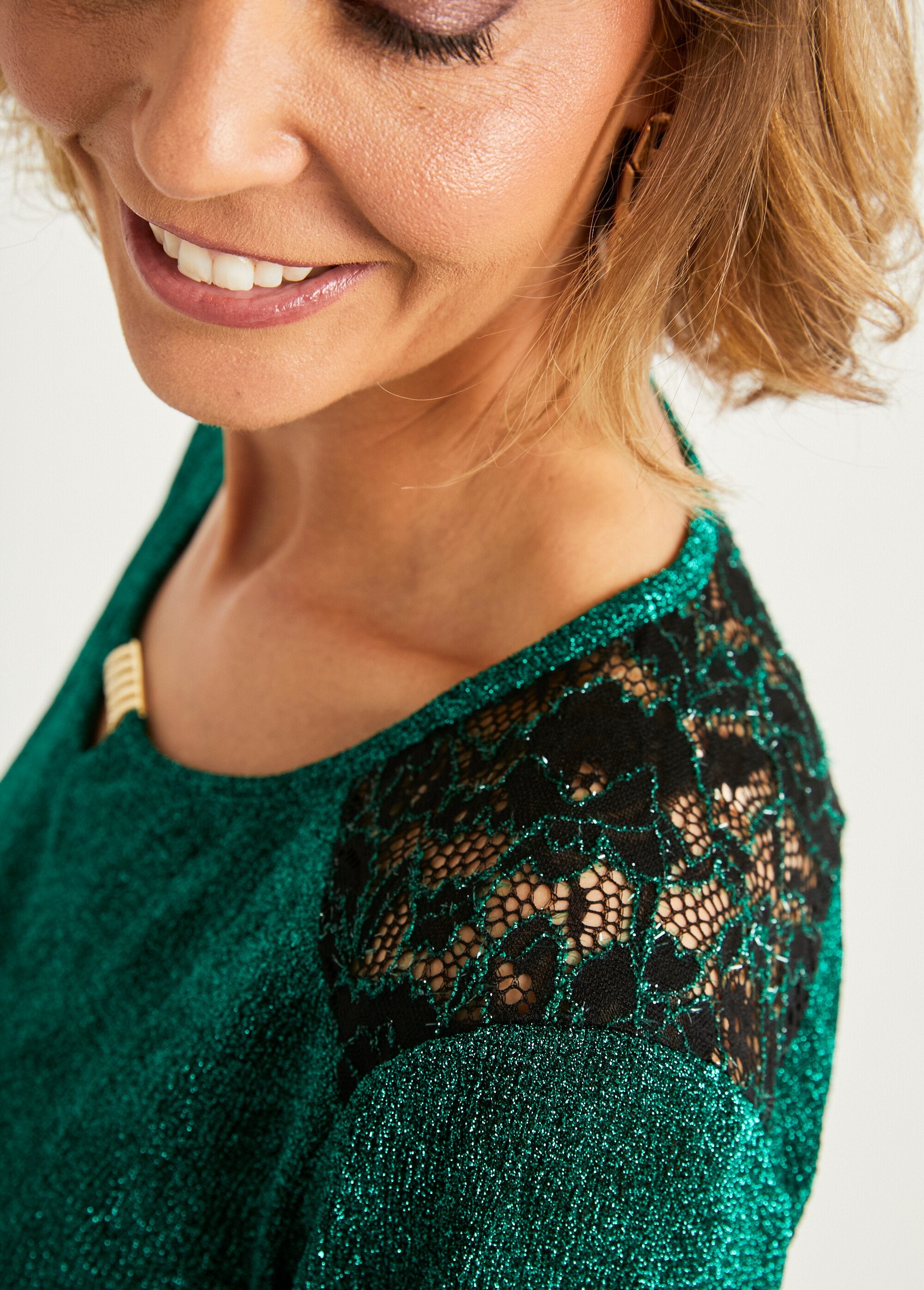 T-shirt_de_renda_simples_com_gola_redonda_e_joia_Vert_DE2_slim