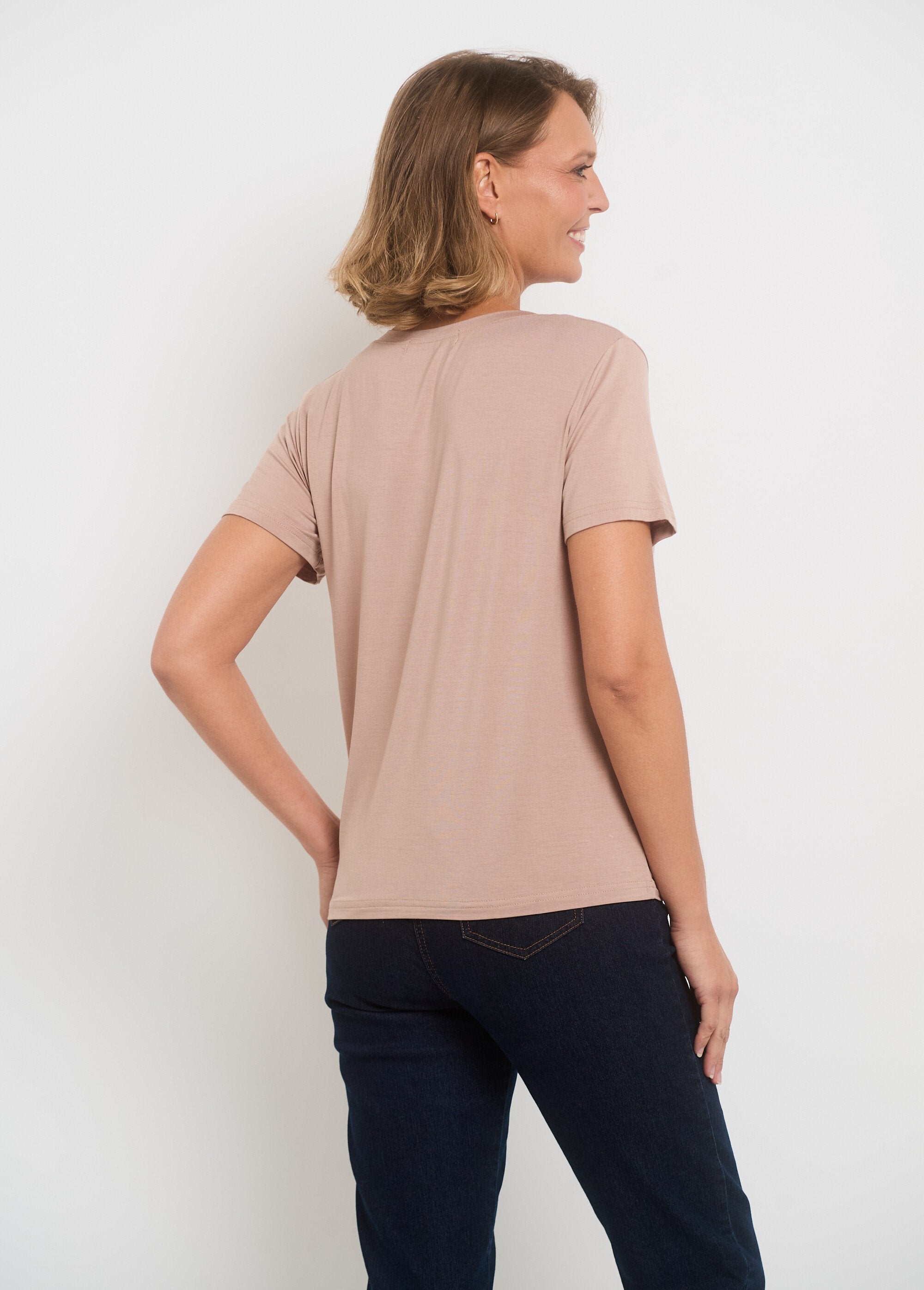 T-shirt_de_manga_curta_com_decote_em_V_Taupe_DO1_slim
