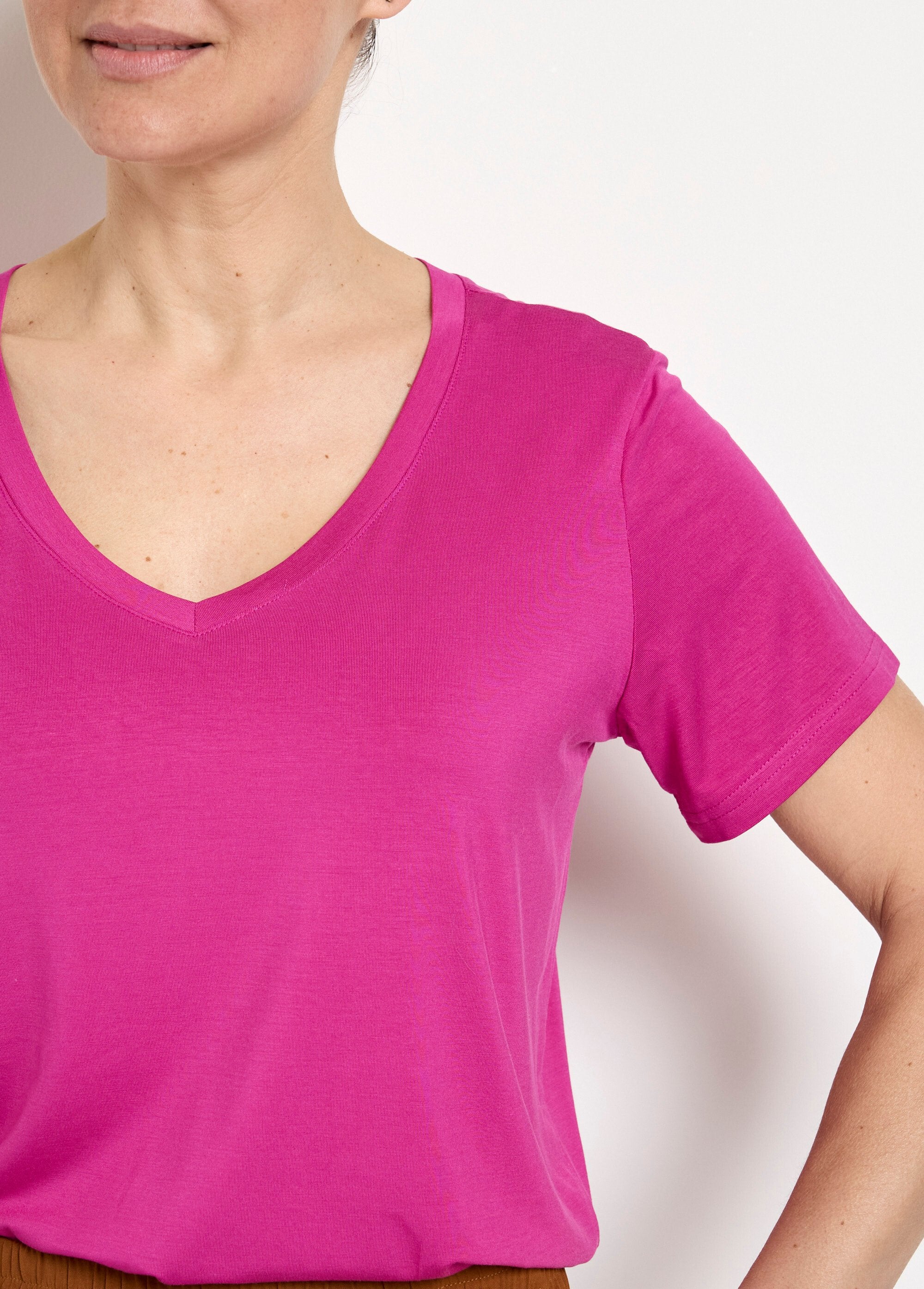 Camiseta_folgada_com_decote_em_V_e_manga_curta_Bougainvilliers_DE1_slim