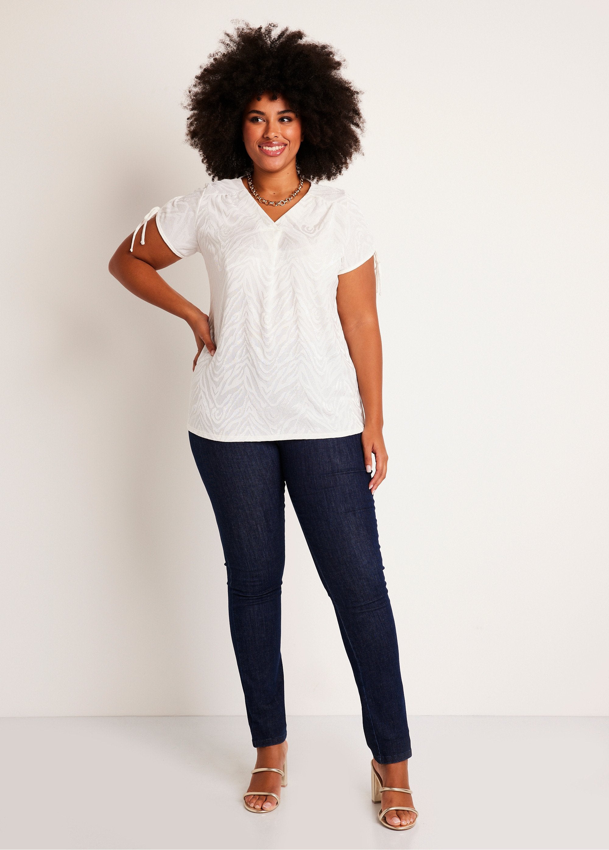 Camiseta_longa_solta_com_decote_em_V_Cru_SF1_curvy