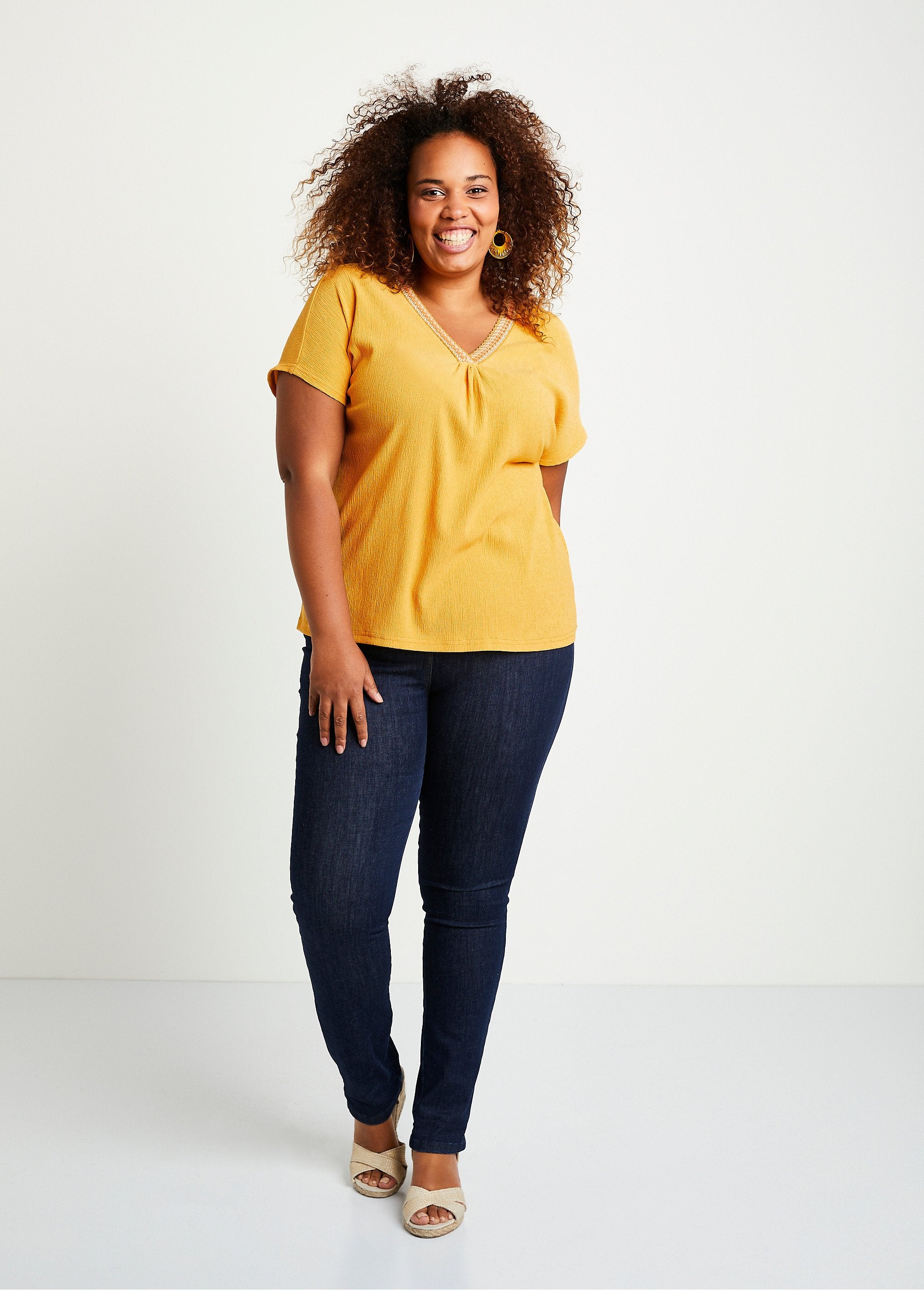 Camiseta_longa_lisa_bordada_solta_Açafrão_SF1_curvy