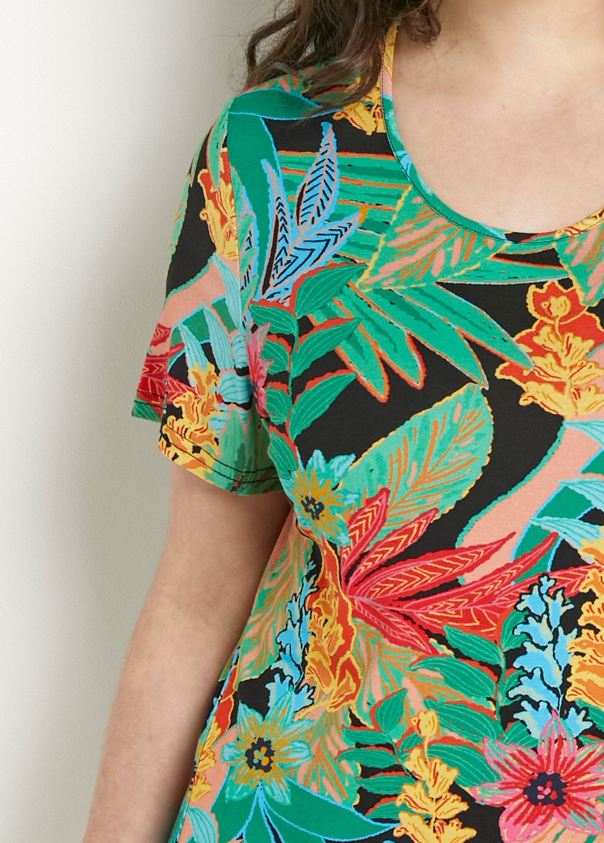 T-shirt_comprida_de_gola_redonda_com_estampado_exótico,_mangas_curtas_Fond_noir_DE1_curvy