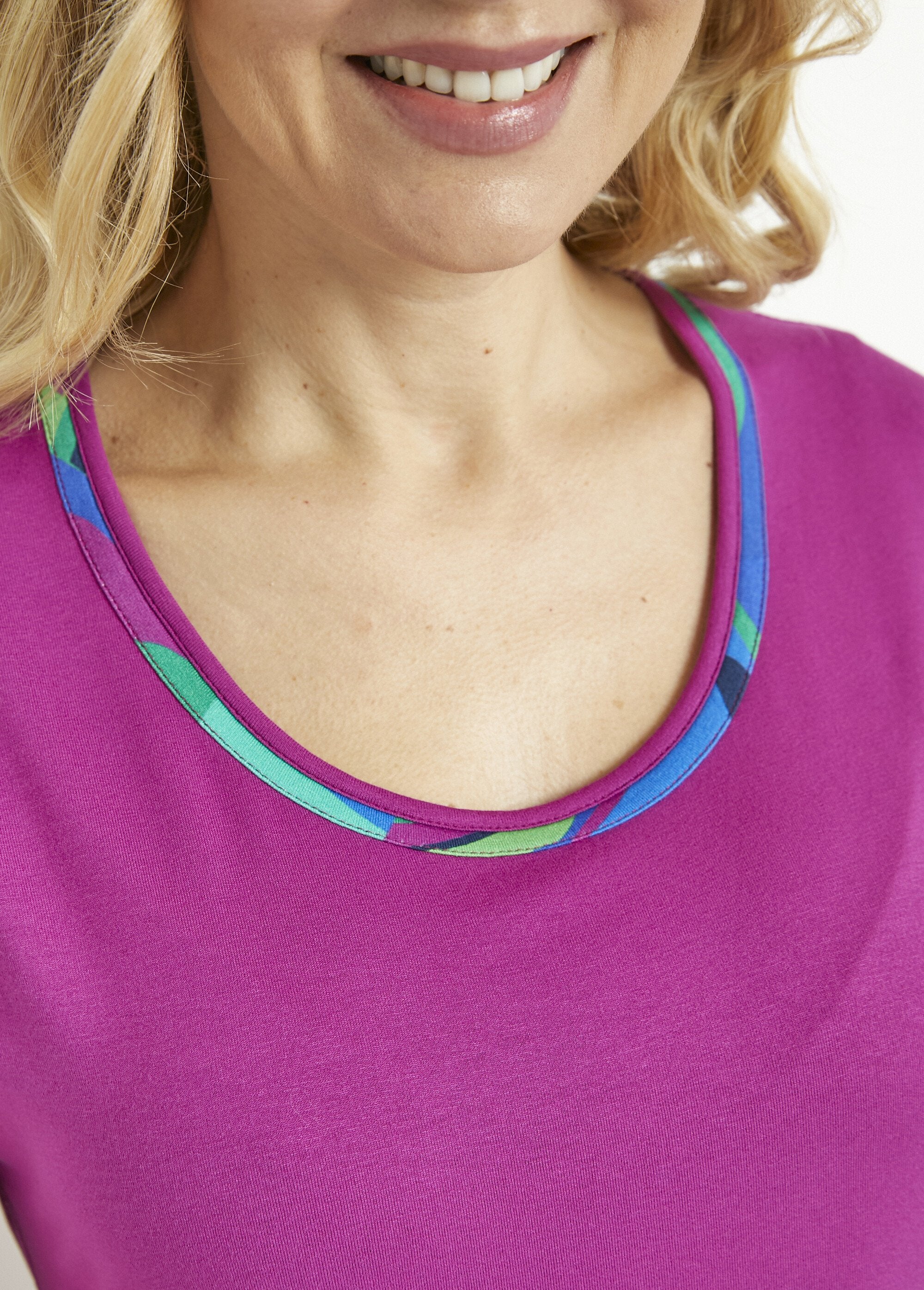 T-shirt_comprida,_de_gola_redonda,_lisa_ou_estampada,_de_manga_curta_Uni_cassis_DE2_slim