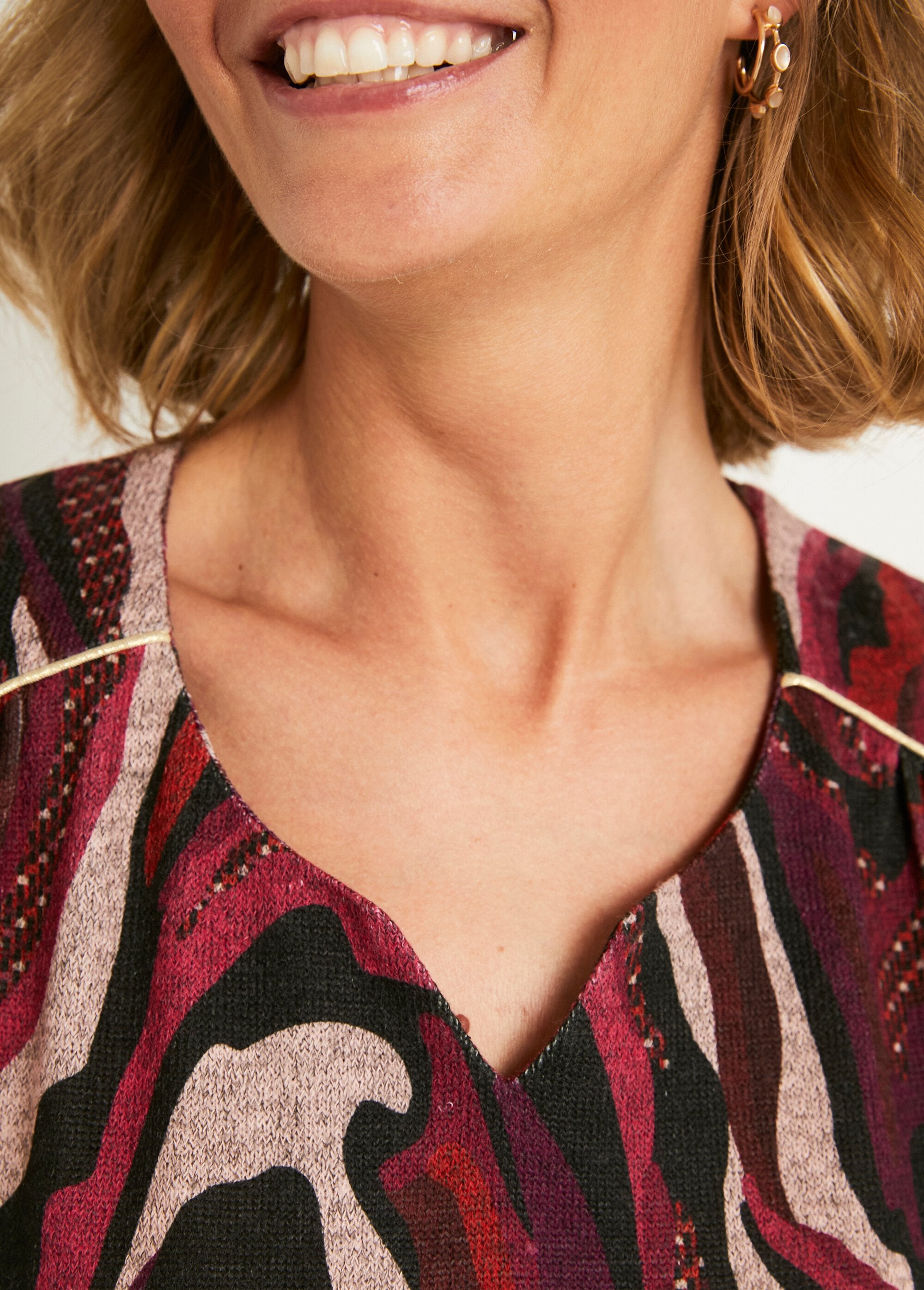 T-shirt_comprida_com_gola_redonda_e_estampado_gráfico_Imprime_cassis_DE3_slim