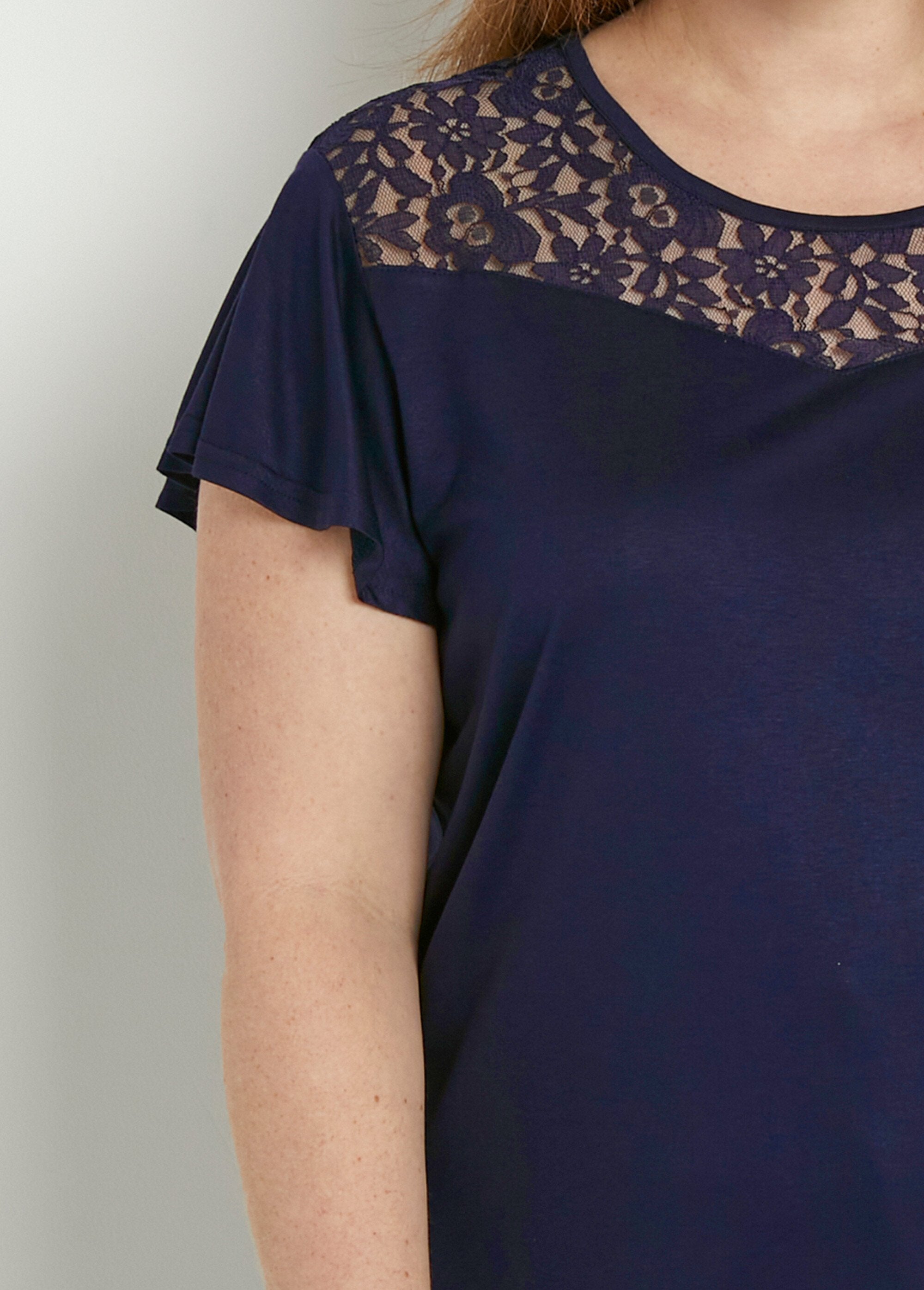T-shirt_de_manga_curta_em_renda_Marine_DE1_curvy