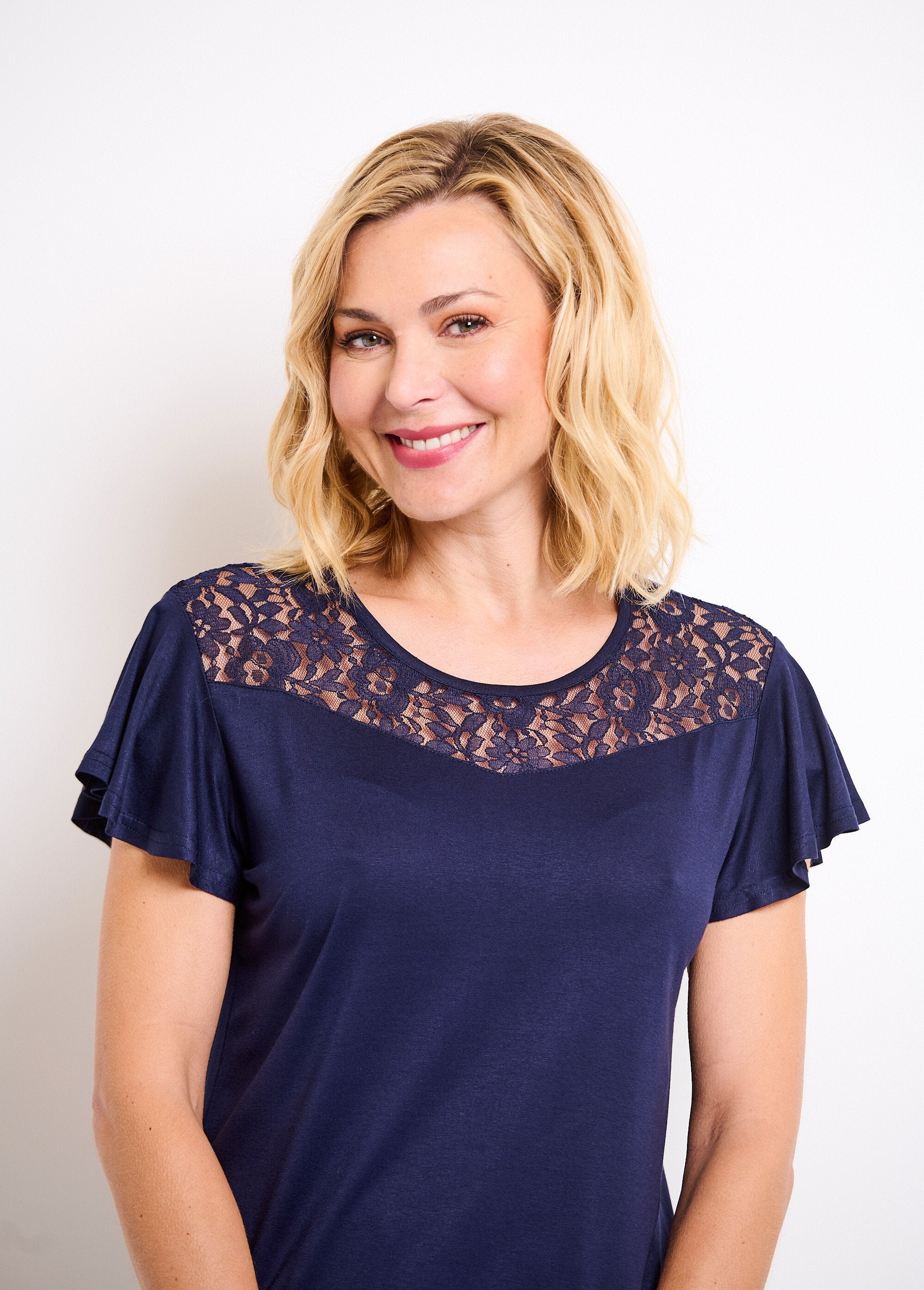 T-shirt_de_manga_curta_em_renda_Marine_DE1_slim