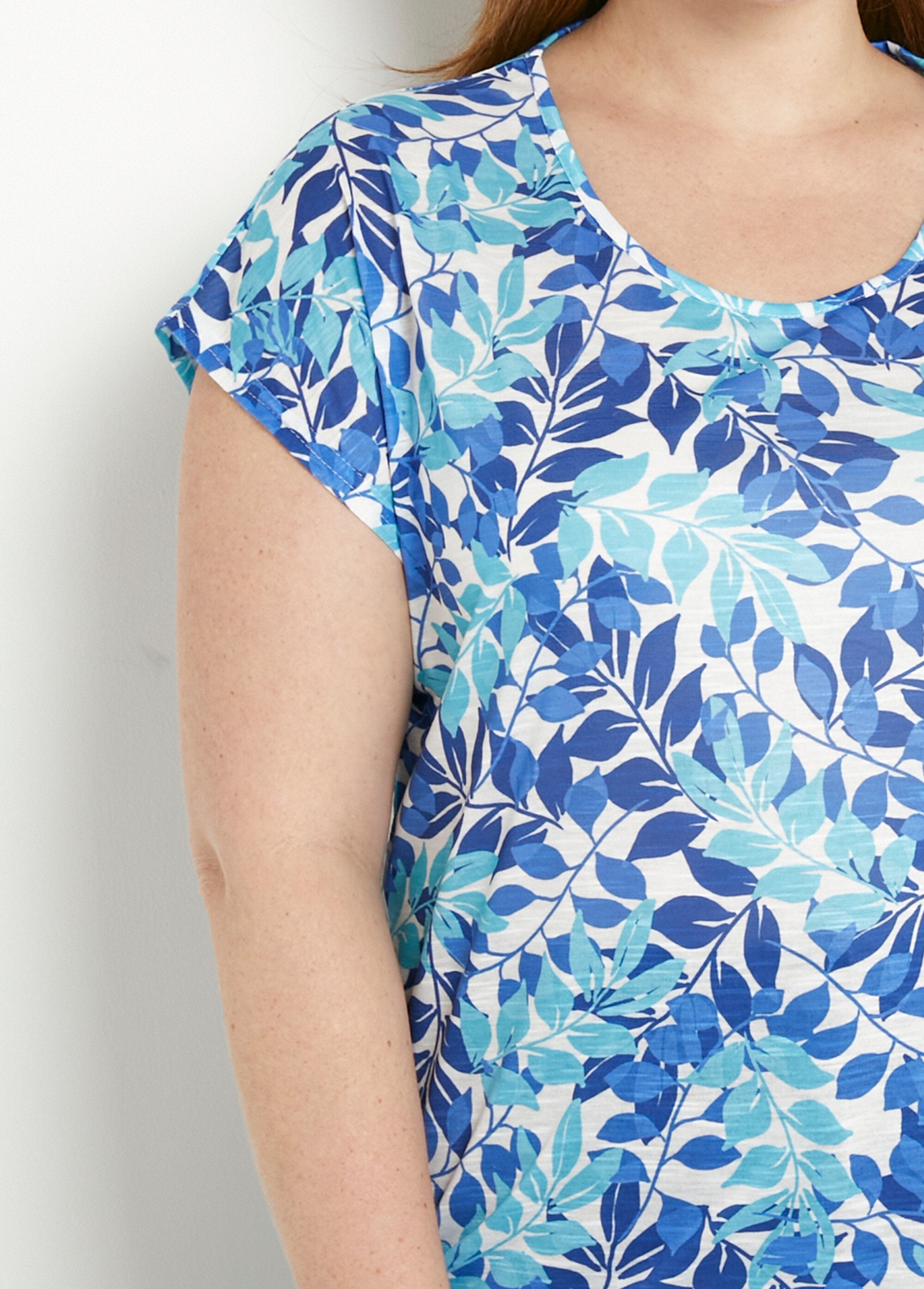 T-shirt_de_manga_curta_e_gola_redonda_com_estampado_de_folhagem_Bleu_et_aqua_DE1_curvy