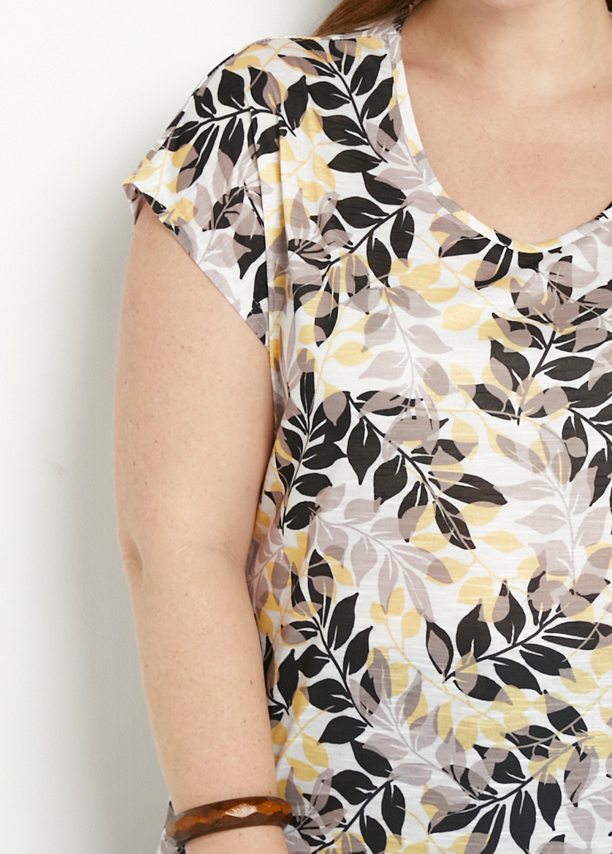 T-shirt_de_manga_curta_e_gola_redonda_com_estampado_de_folhagem_Beige_et_noir_DE1_curvy