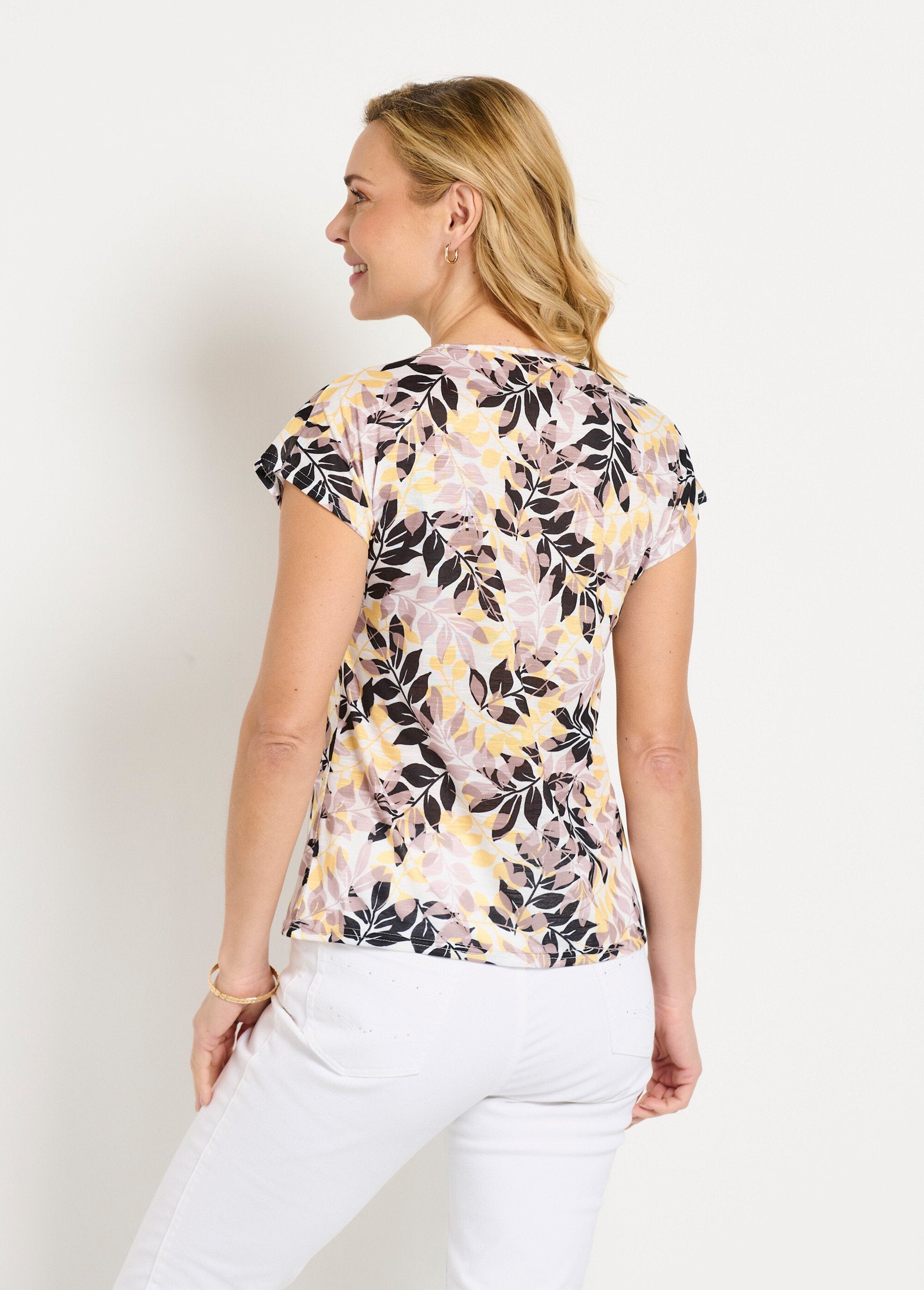 T-shirt_de_manga_curta_e_gola_redonda_com_estampado_de_folhagem_Beige_et_noir_DO1_slim