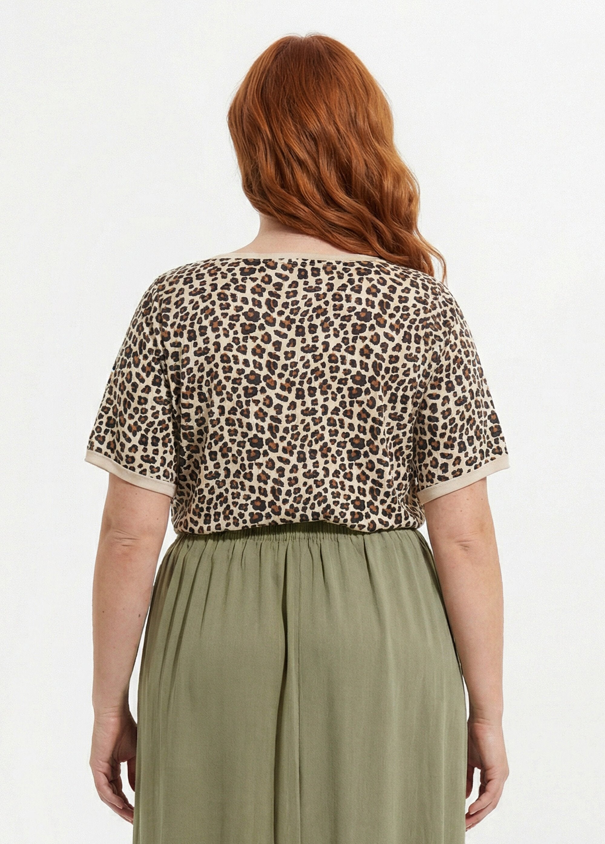 T-shirt_de_manga_curta_com_estampado_de_leopardo_Leopard_DO1_curvy
