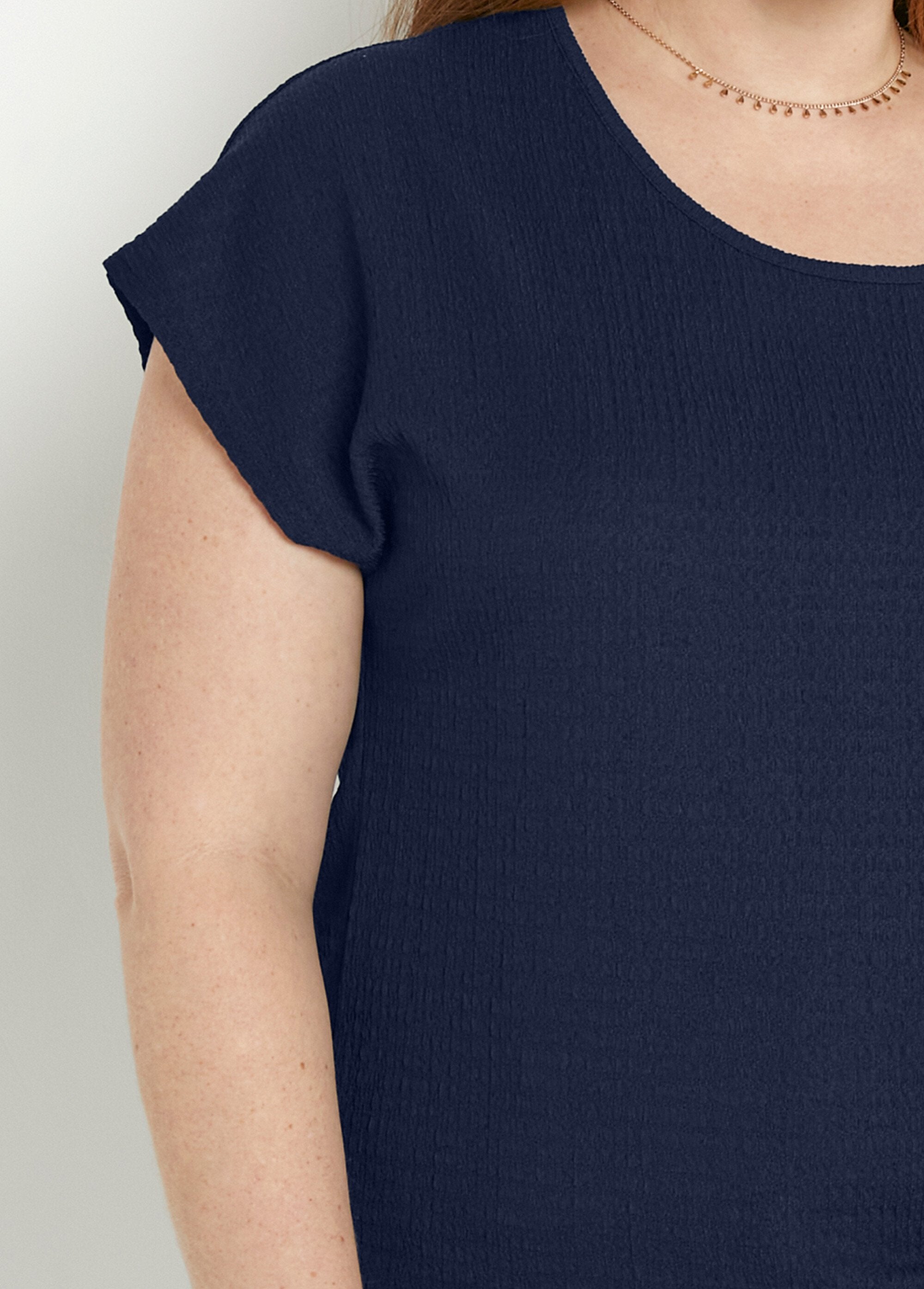 T-shirt_de_manga_curta,_lisa_ou_com_estampado_floral_Uni_marine_DE1_curvy