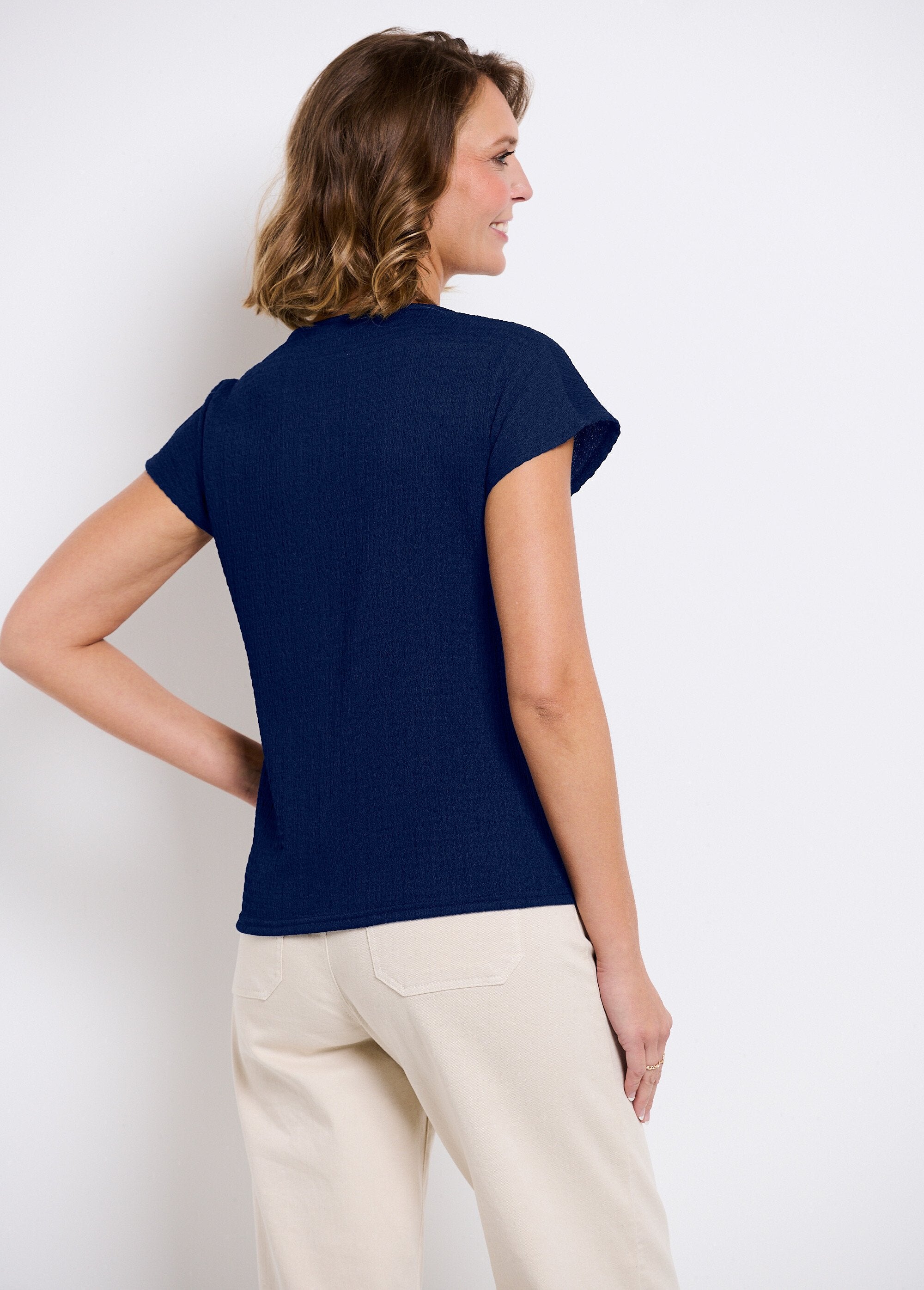 T-shirt_de_manga_curta,_lisa_ou_com_estampado_floral_Uni_marine_DO1_slim