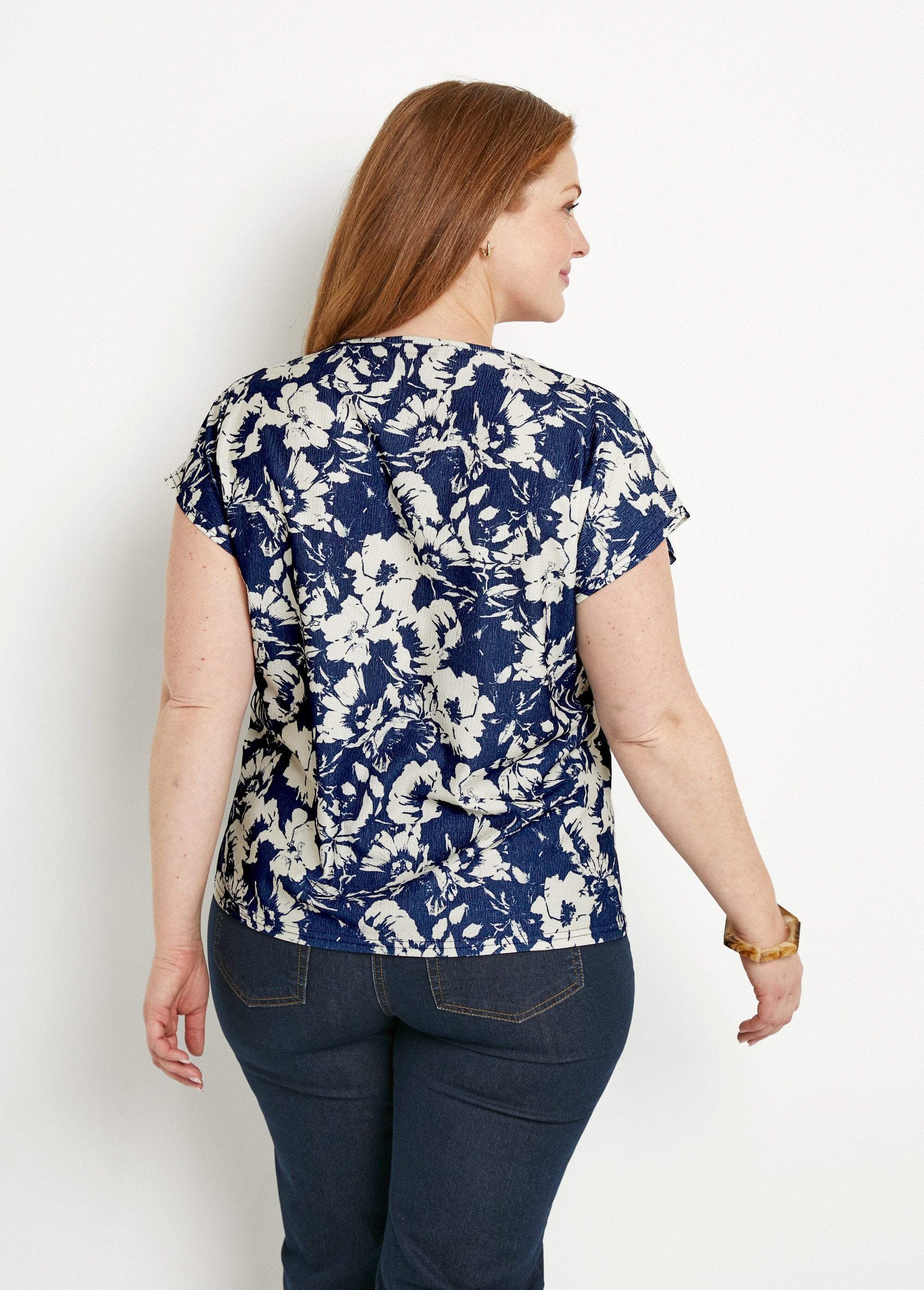T-shirt_de_manga_curta,_lisa_ou_com_estampado_floral_Marine_et_beige_DO1_curvy