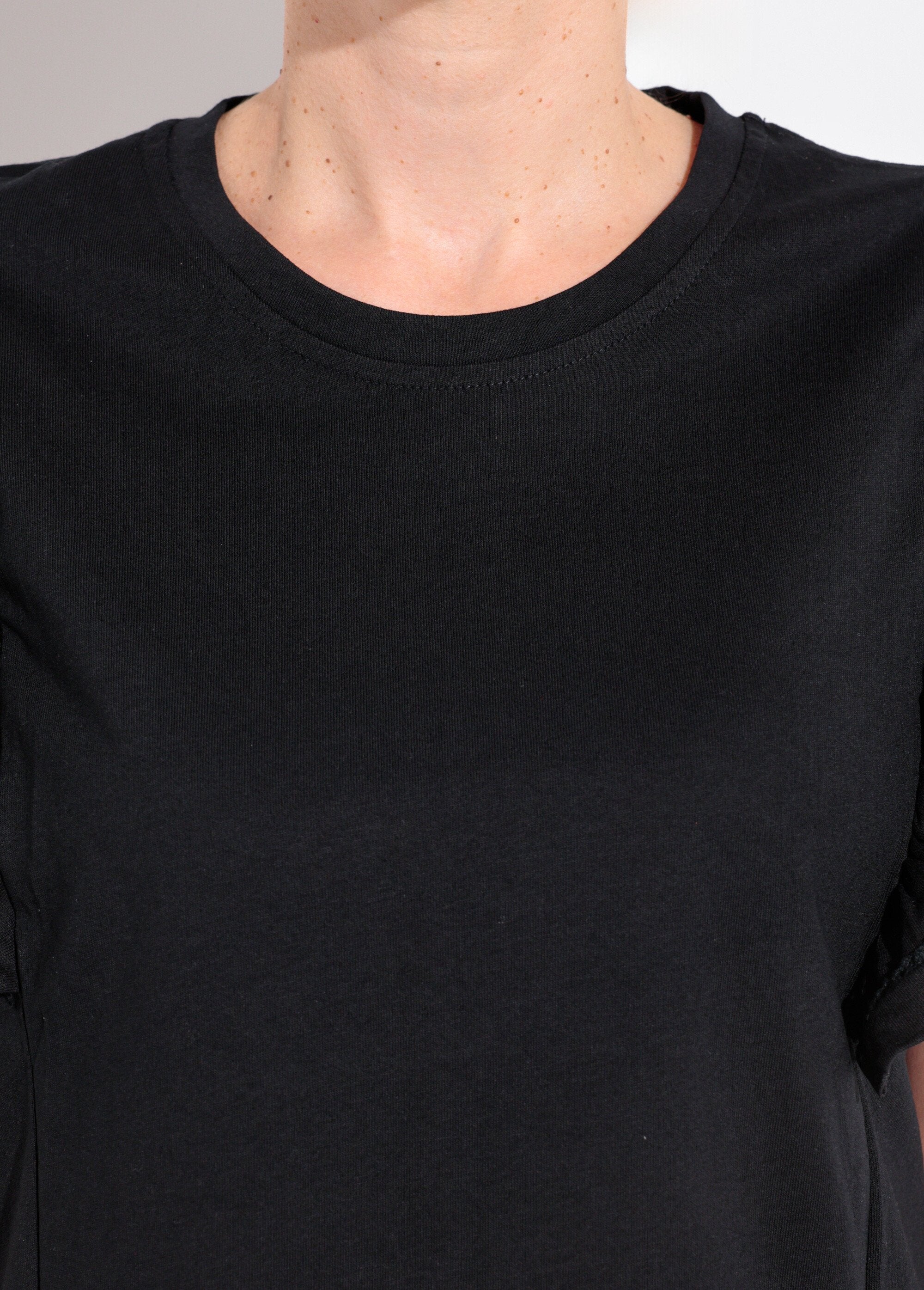 Camiseta_com_mangas_curtas_e_babados_vazados_Noir_DE1_slim