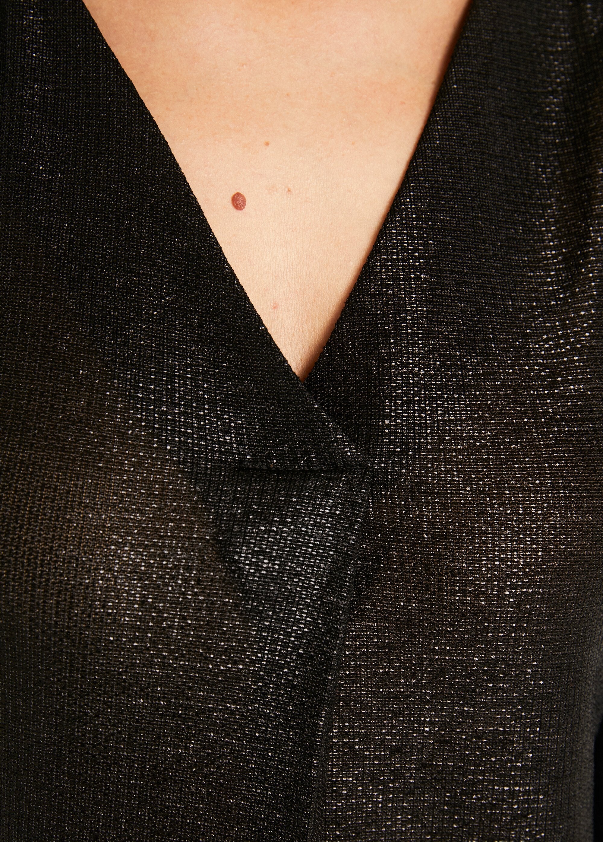 T-shirt_solta_de_comprimento_médio_em_malha_brilhante_com_decote_em_V_Noir_DE2_slim