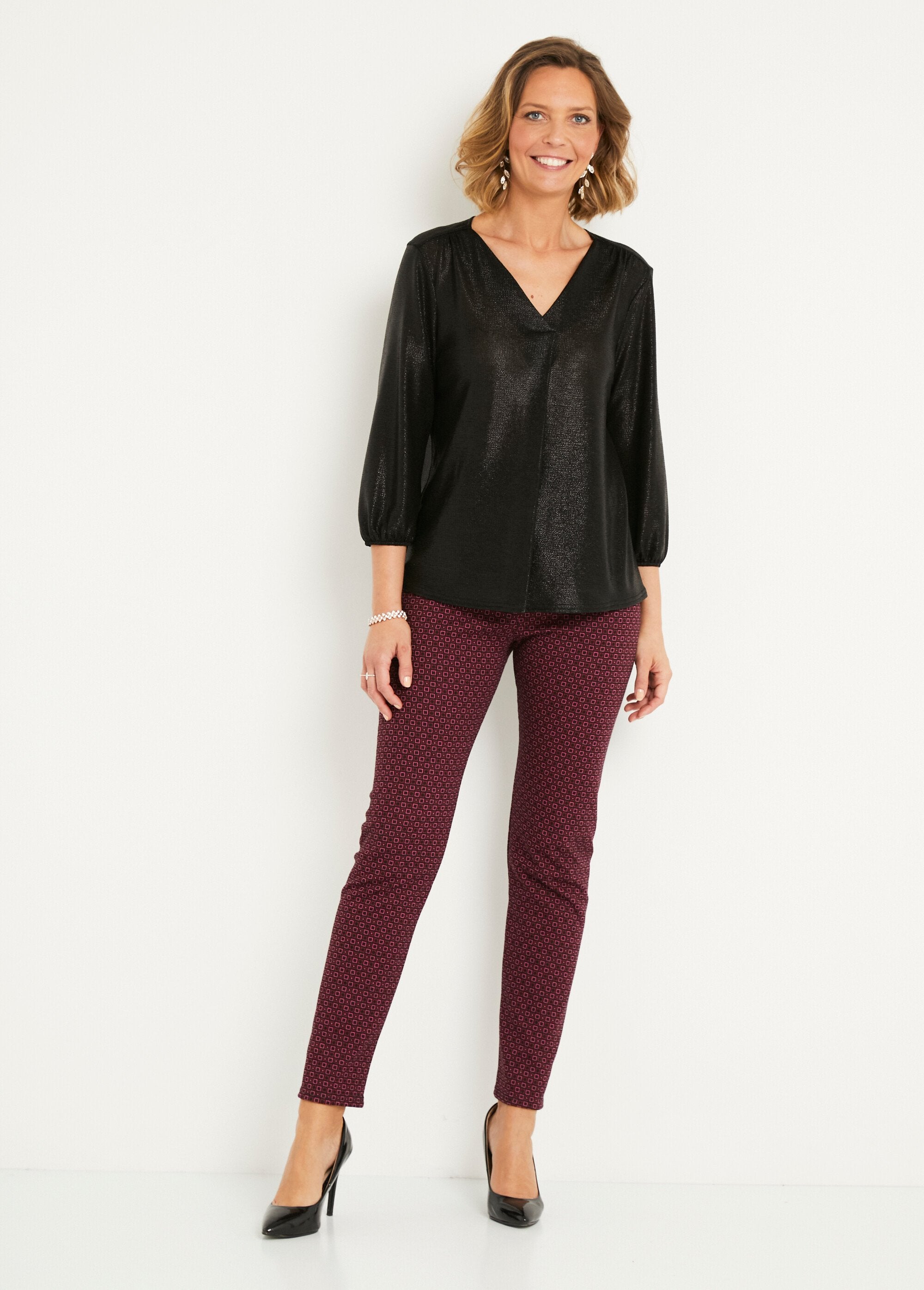 T-shirt_solta_de_comprimento_médio_em_malha_brilhante_com_decote_em_V_Noir_SF1_slim