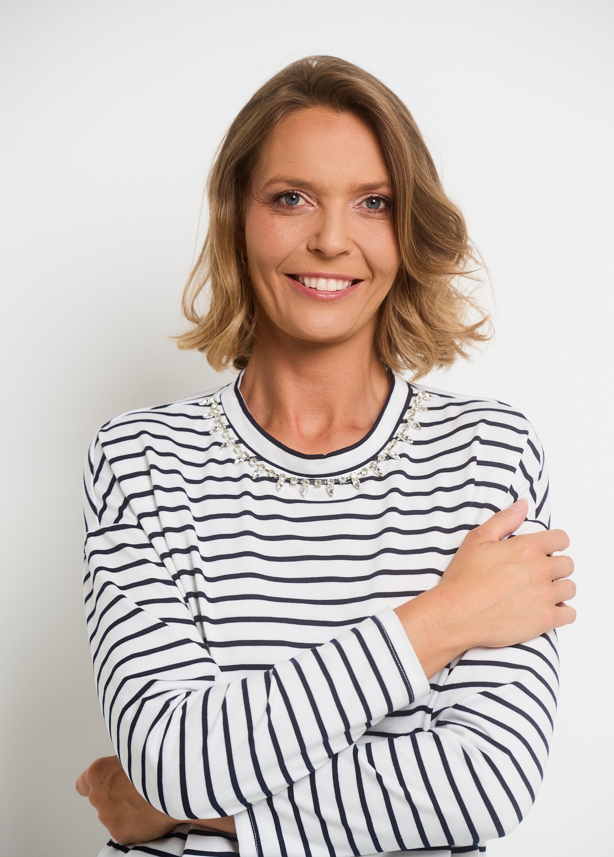 T-shirt_às_riscas_com_decote_em_strass_Blanc_raye_DE1_slim