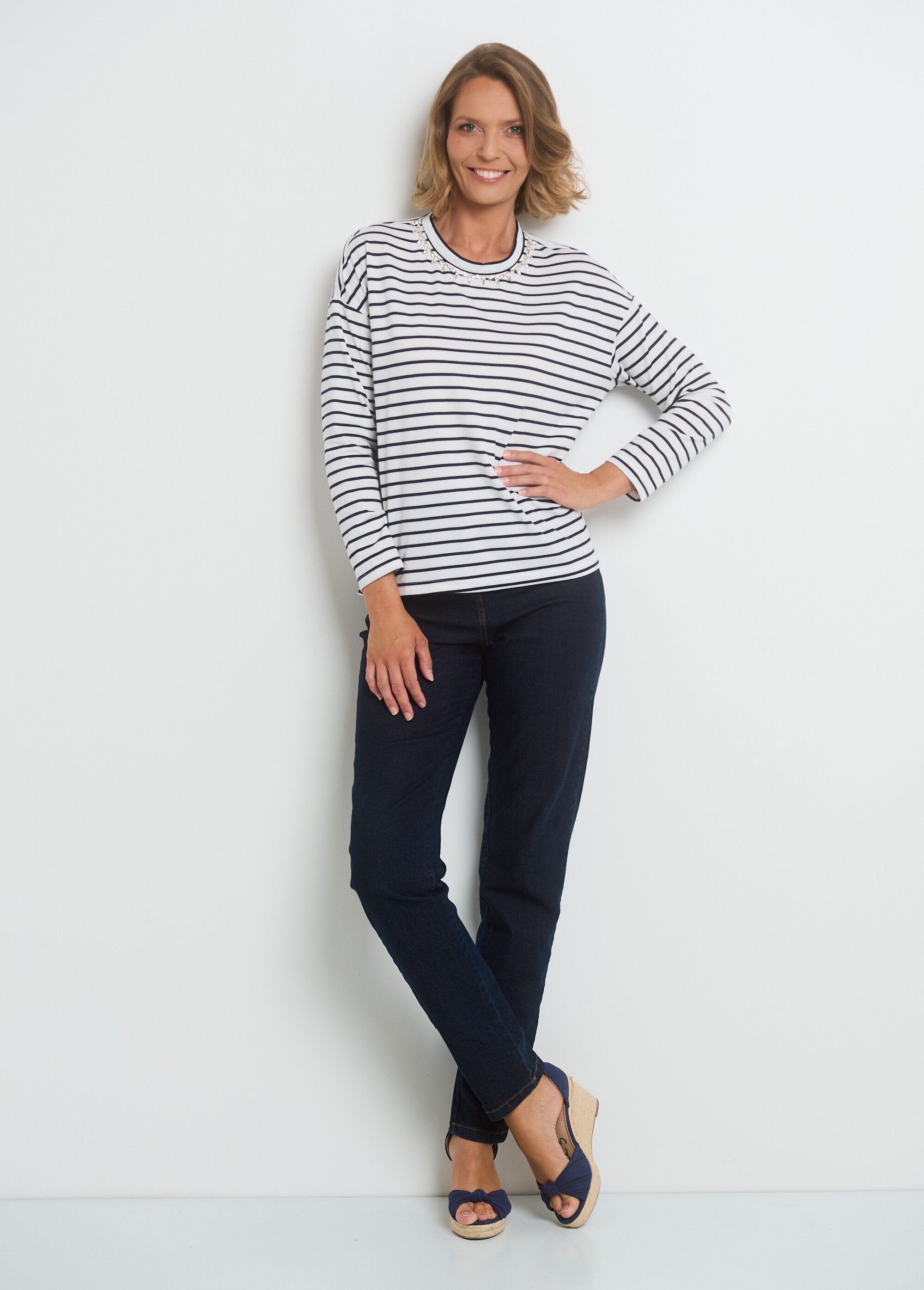 T-shirt_às_riscas_com_decote_em_strass_Blanc_raye_SF1_slim