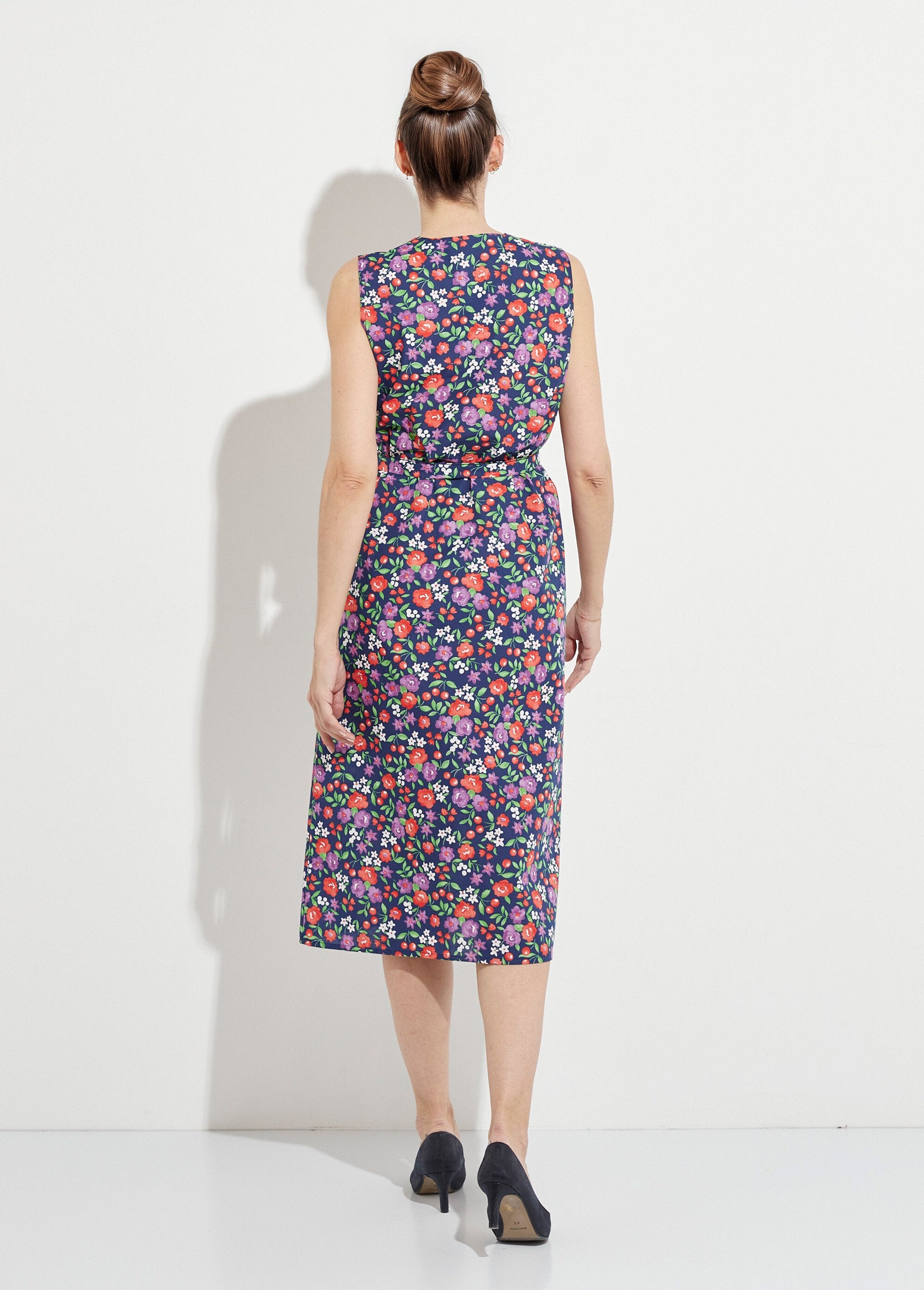 Avental_sem_mangas_com_botões_e_estampa_floral_Marine_DO1_slim