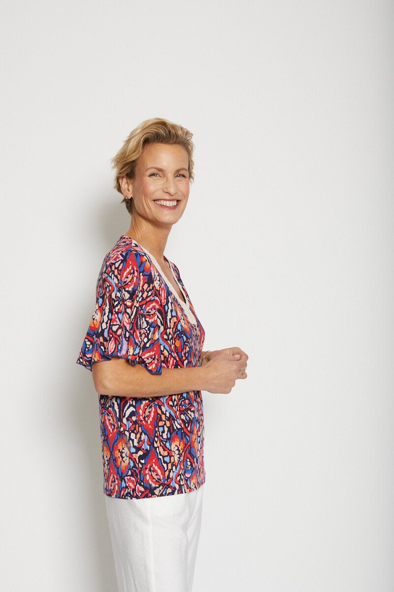 T-shirt_de_corte_largo_com_acabamento_em_macramé_Bleu_et_rouge_DR1_slim