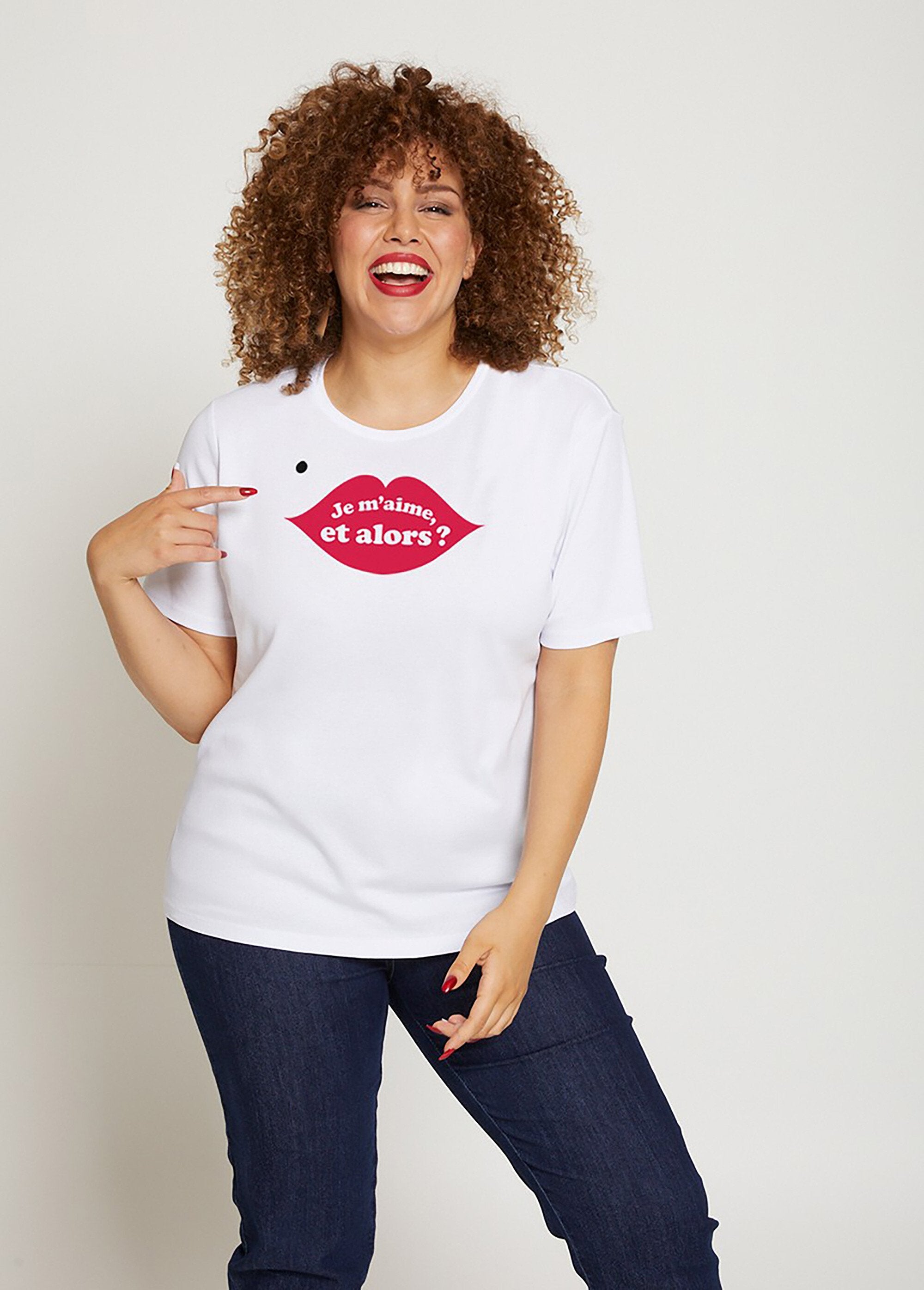 Camiseta_de_algodão_orgânico_de_corte_reto_com_mensagem_Ecru_FA1_curvy