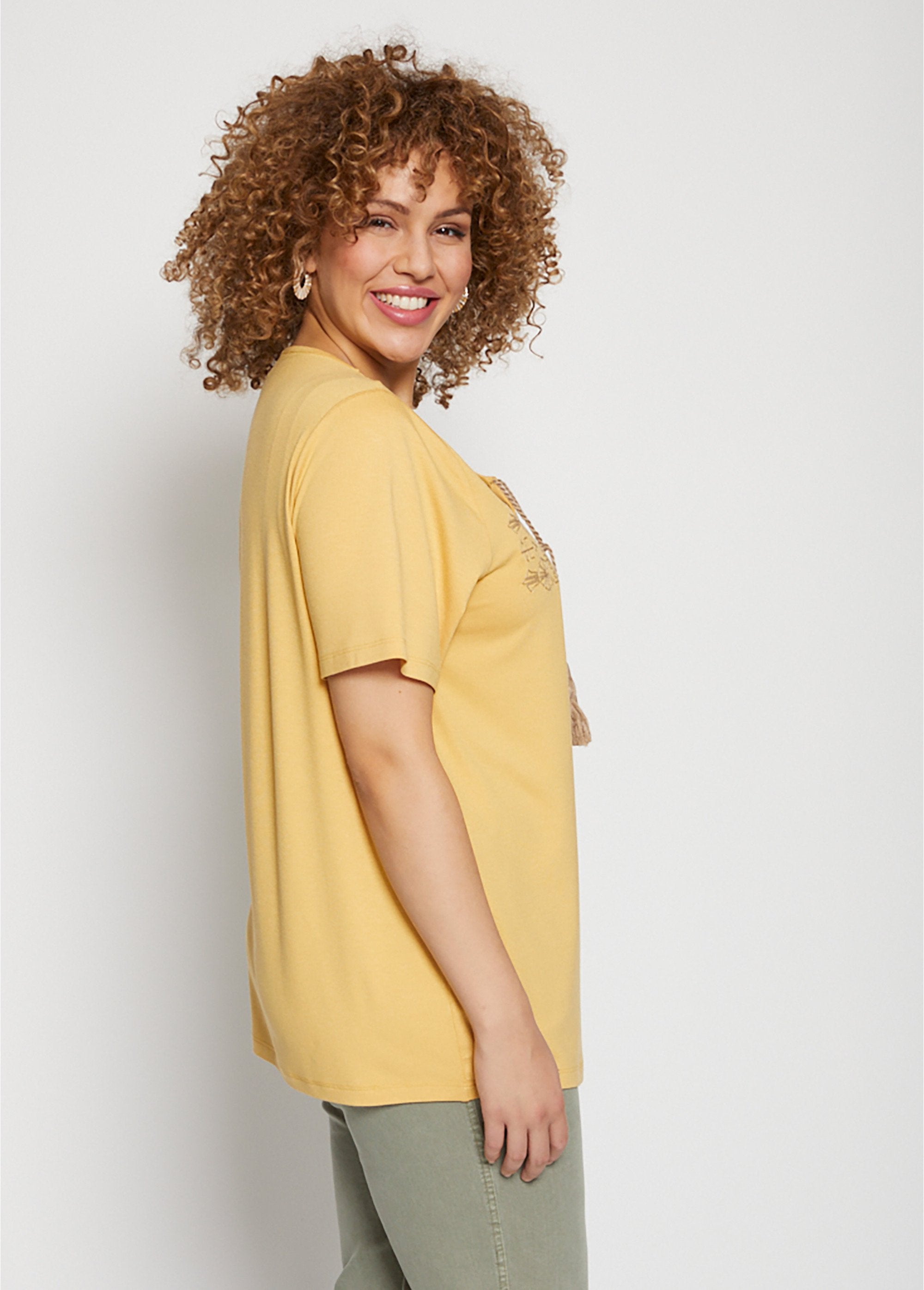T-shirt_brodé_droit_lien_pompoms_Jaune_DR1_curvy