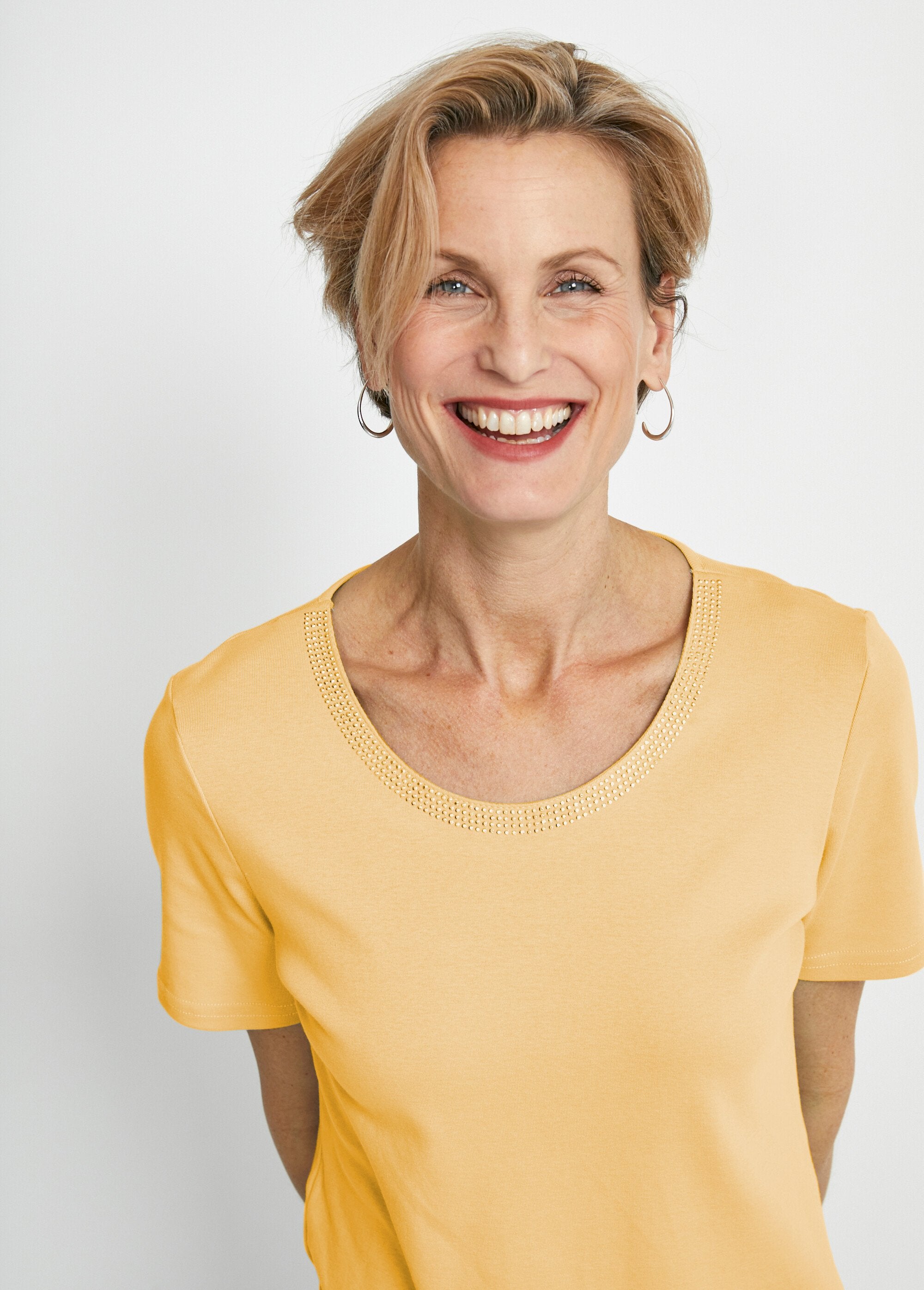 T-shirt_de_manga_curta_com_tachas_Jaune_DE1_slim