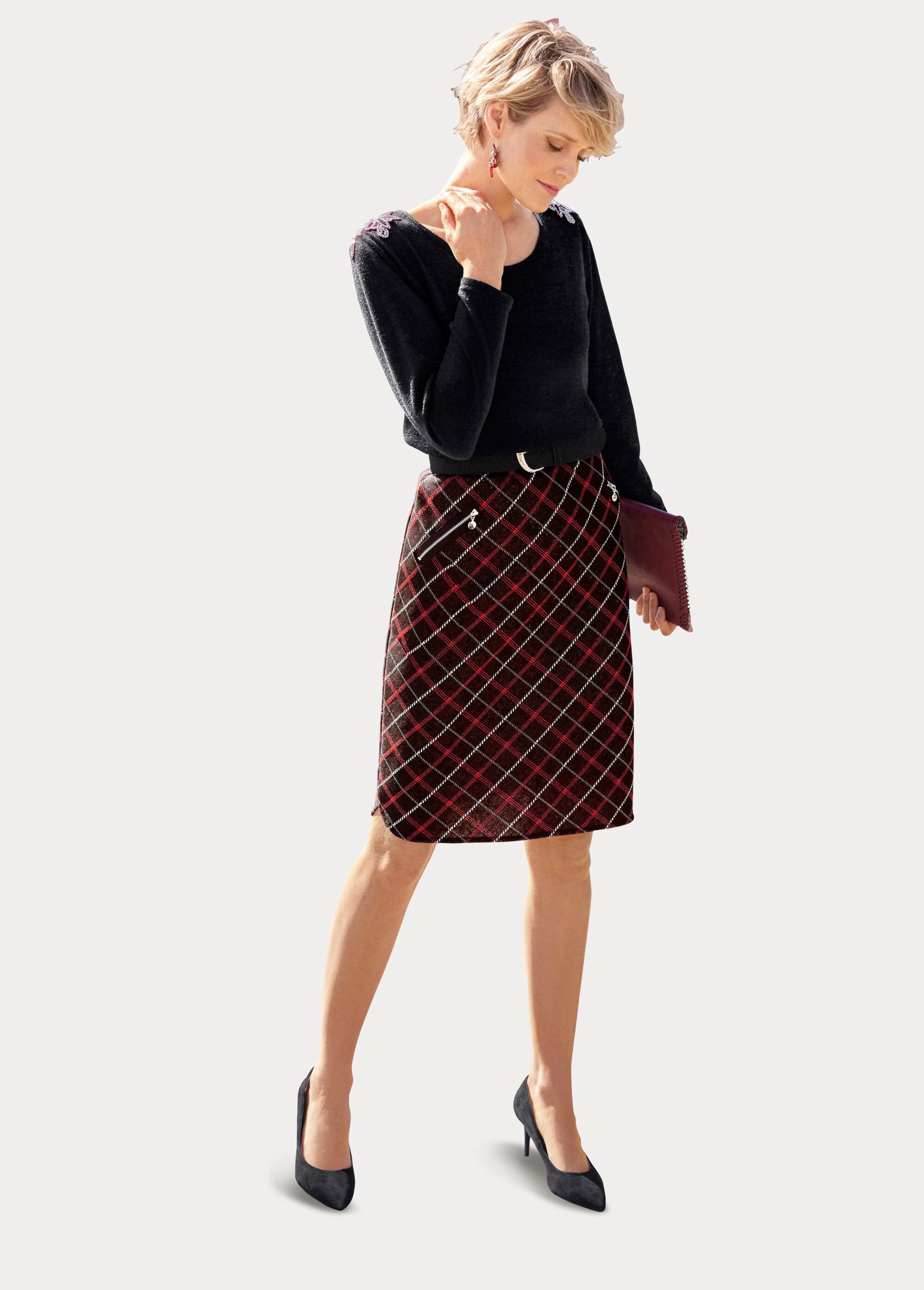 T-shirt_simples_com_pormenores_de_bijutaria_Noir_SF1_slim