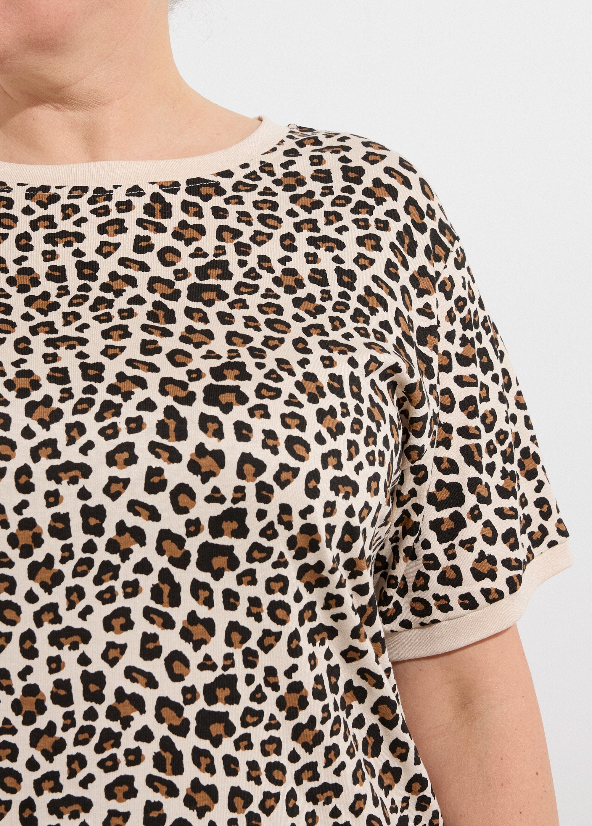 T-shirt_de_manga_curta_com_estampado_de_leopardo_Leopard_DE1_curvy