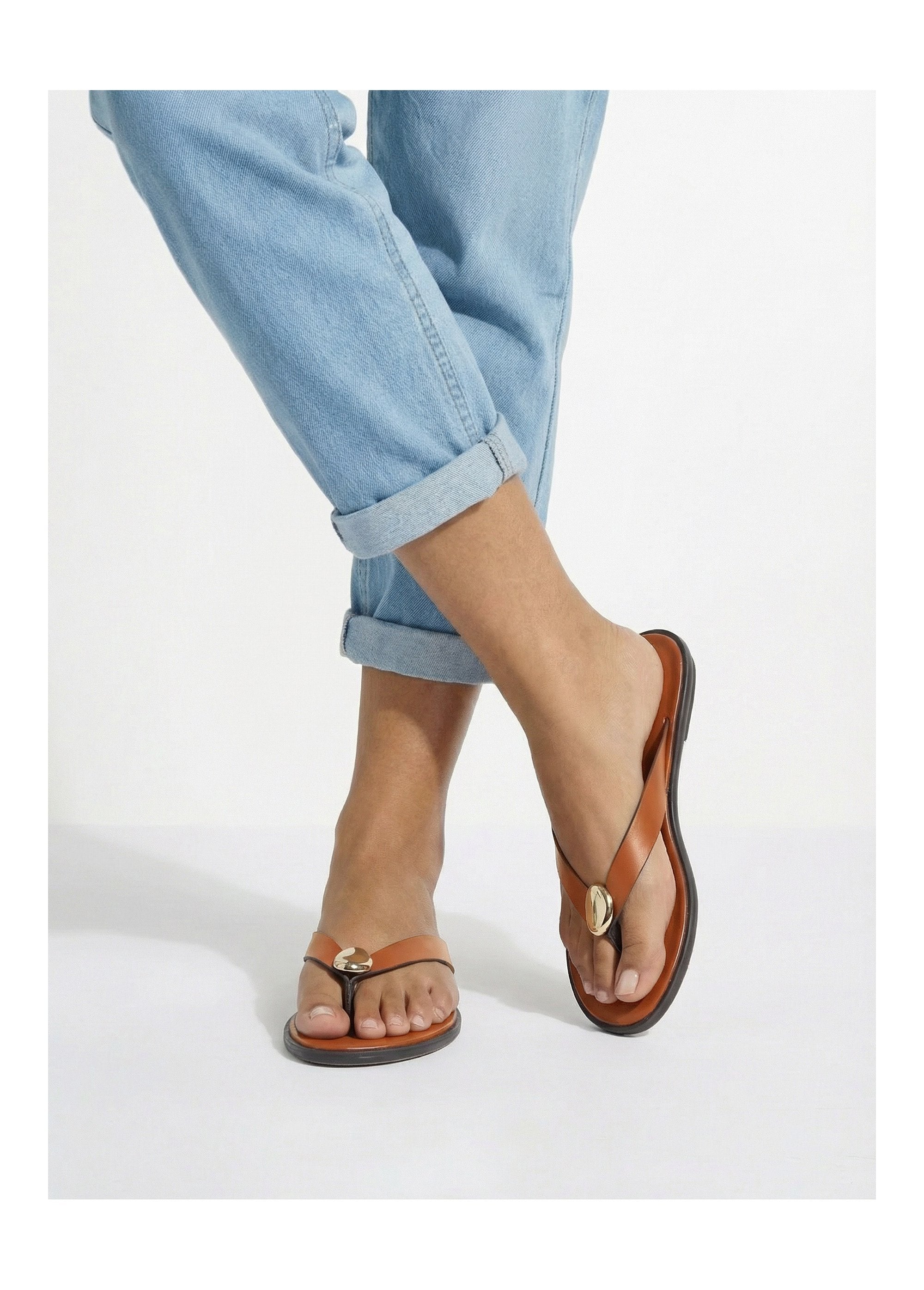 Chinelos_de_couro_simulado_com_pormenor_de_jóias_em_metal_Camel_SF1_slim