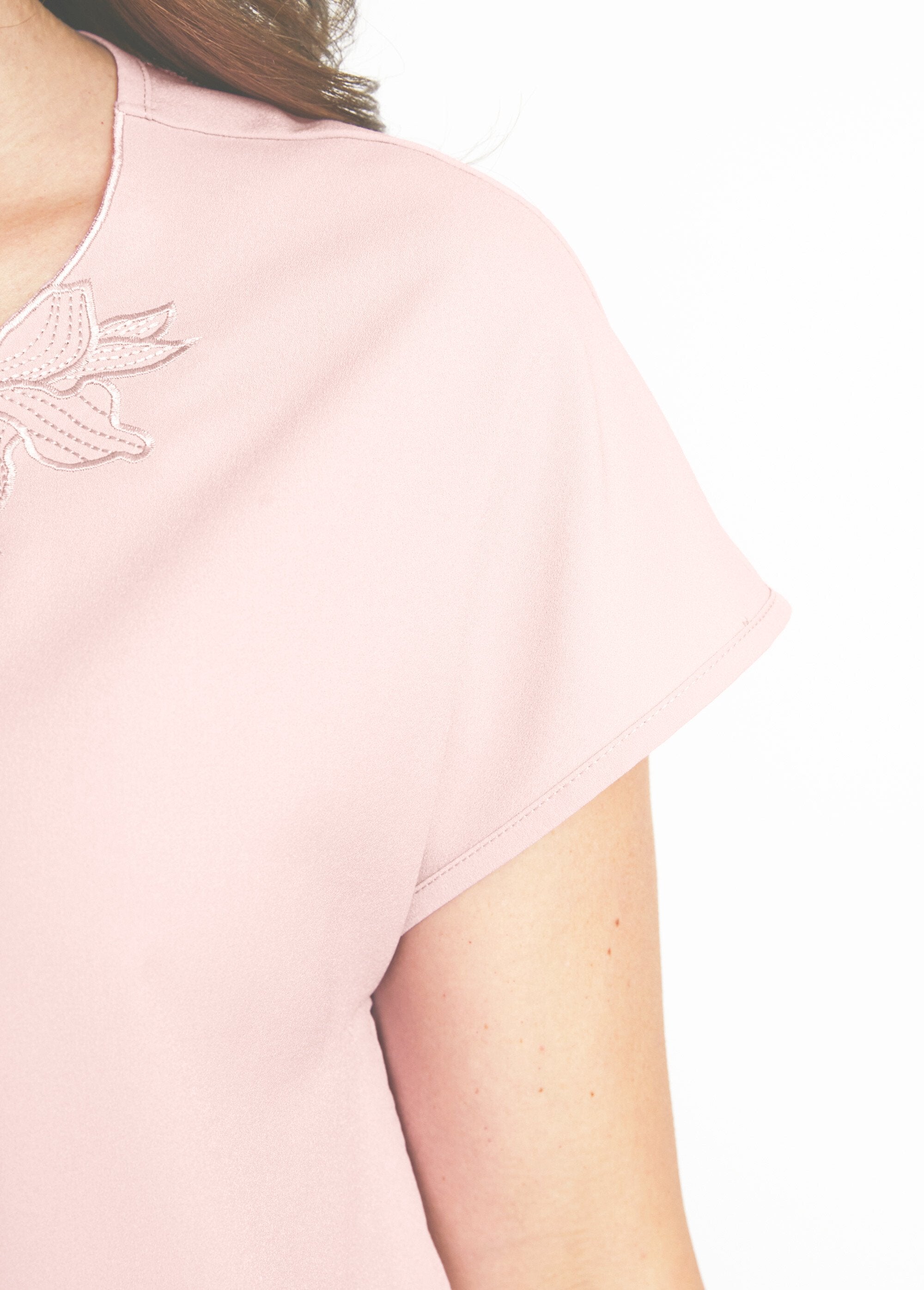 Top_de_manga_comprida_com_bordado_na_gola_redonda_Rose_the_DE2_slim