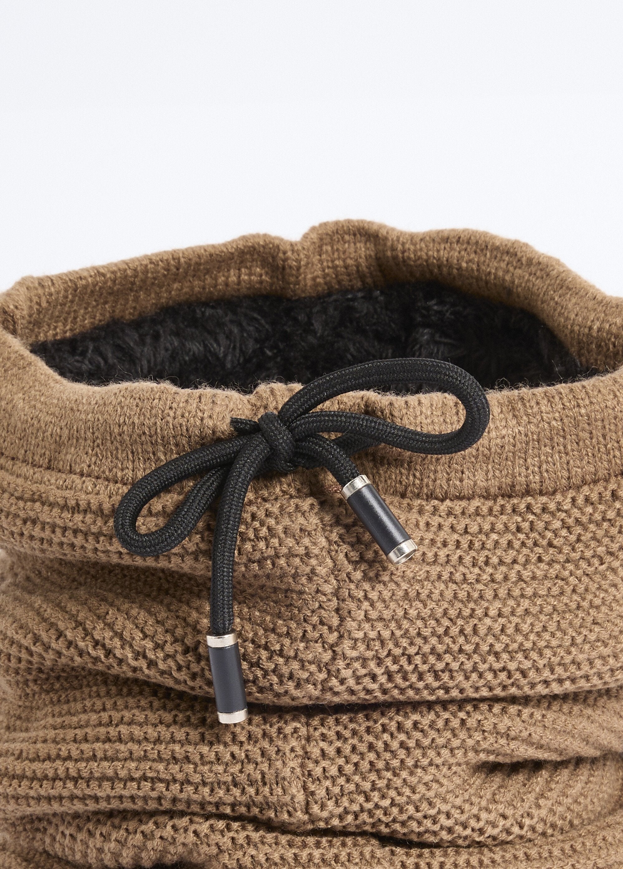 Gargantilha_em_tricô_e_sherpa,_ponto_arroz_Taupe_DE1_slim