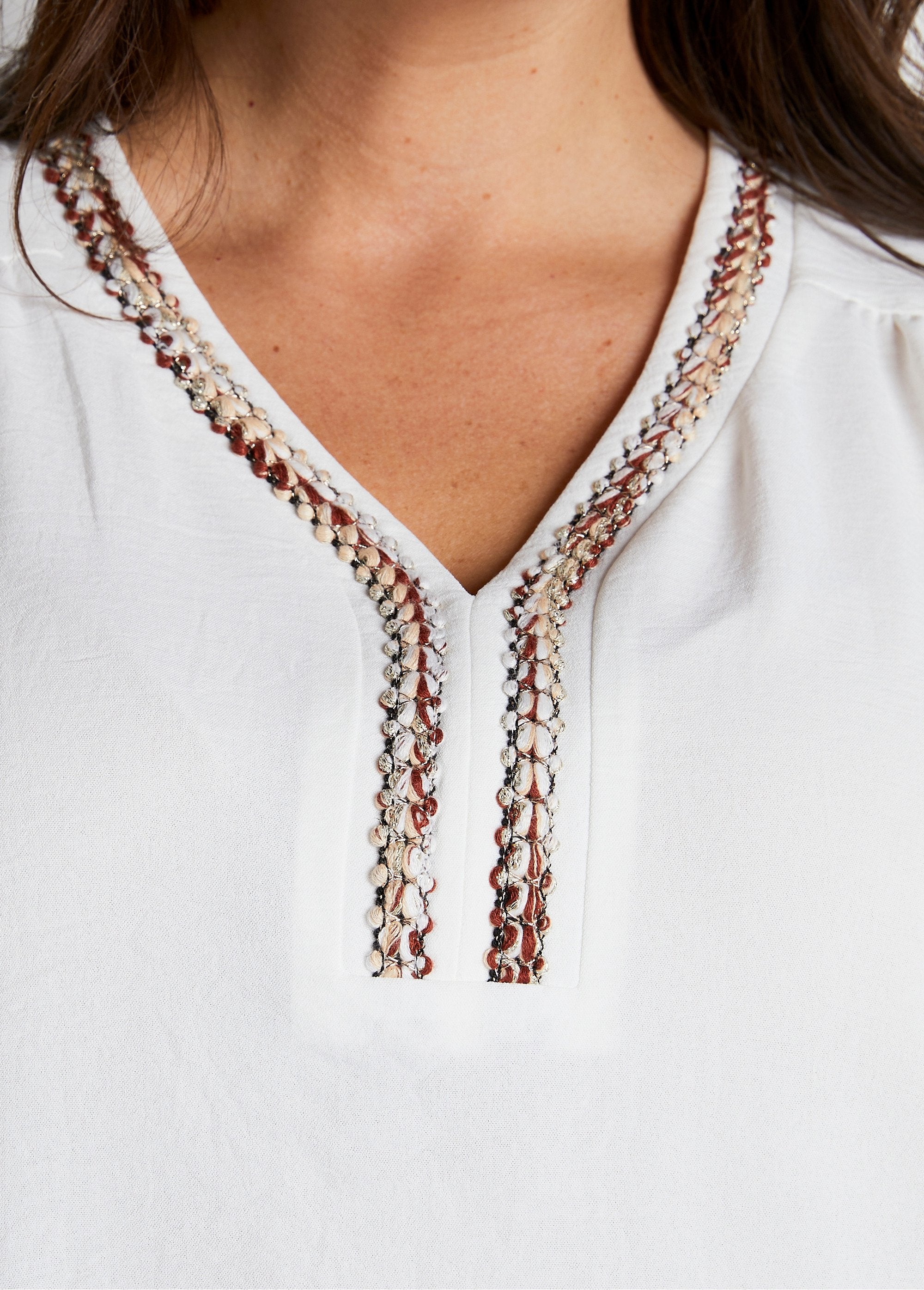 Túnica_folgada_de_comprimento_médio_com_mangas_borboleta_Cru_DE2_curvy