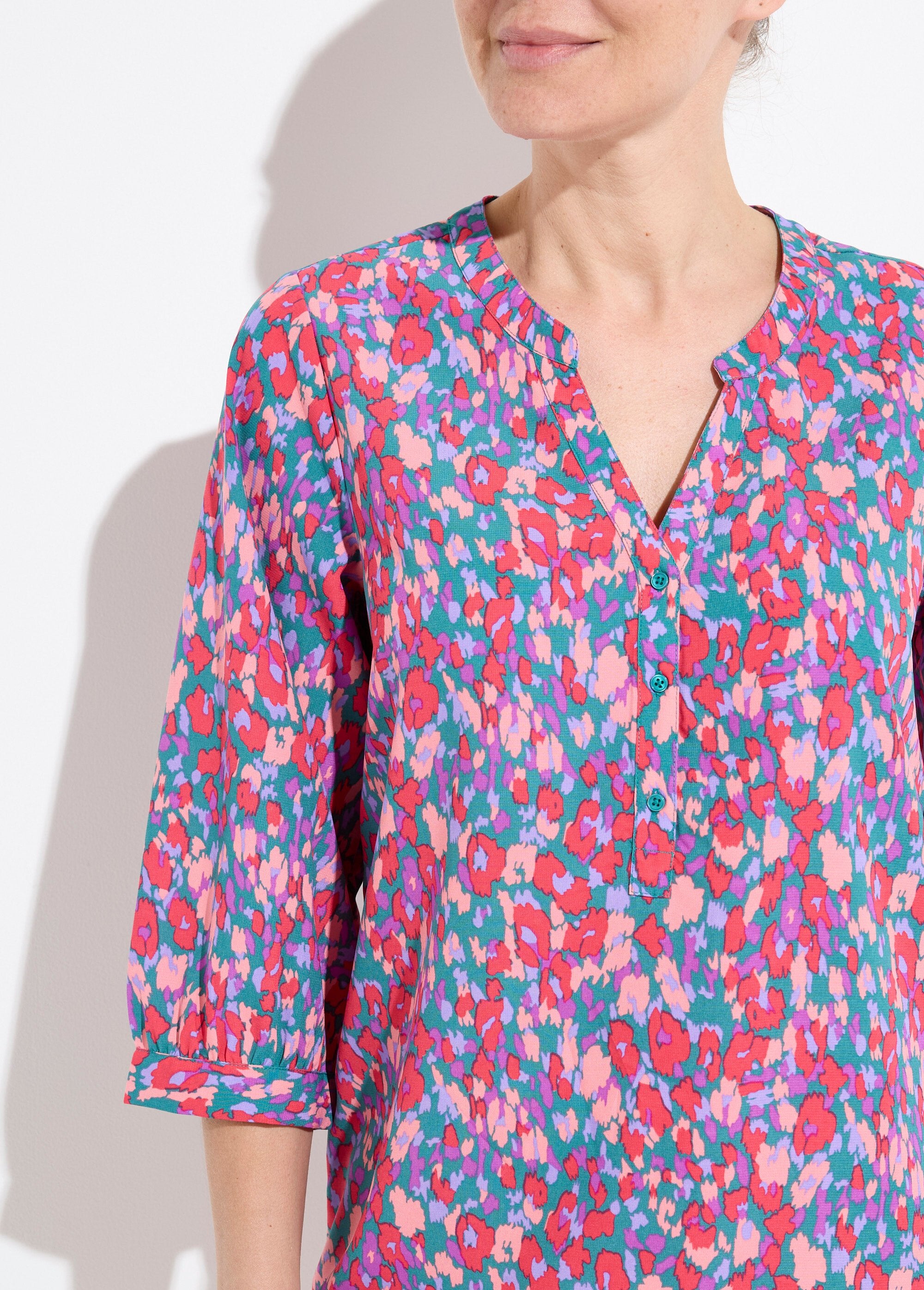 Túnica_larga_com_botões_e_mangas_compridas_3/4_Vert_et_rose_DE1_slim