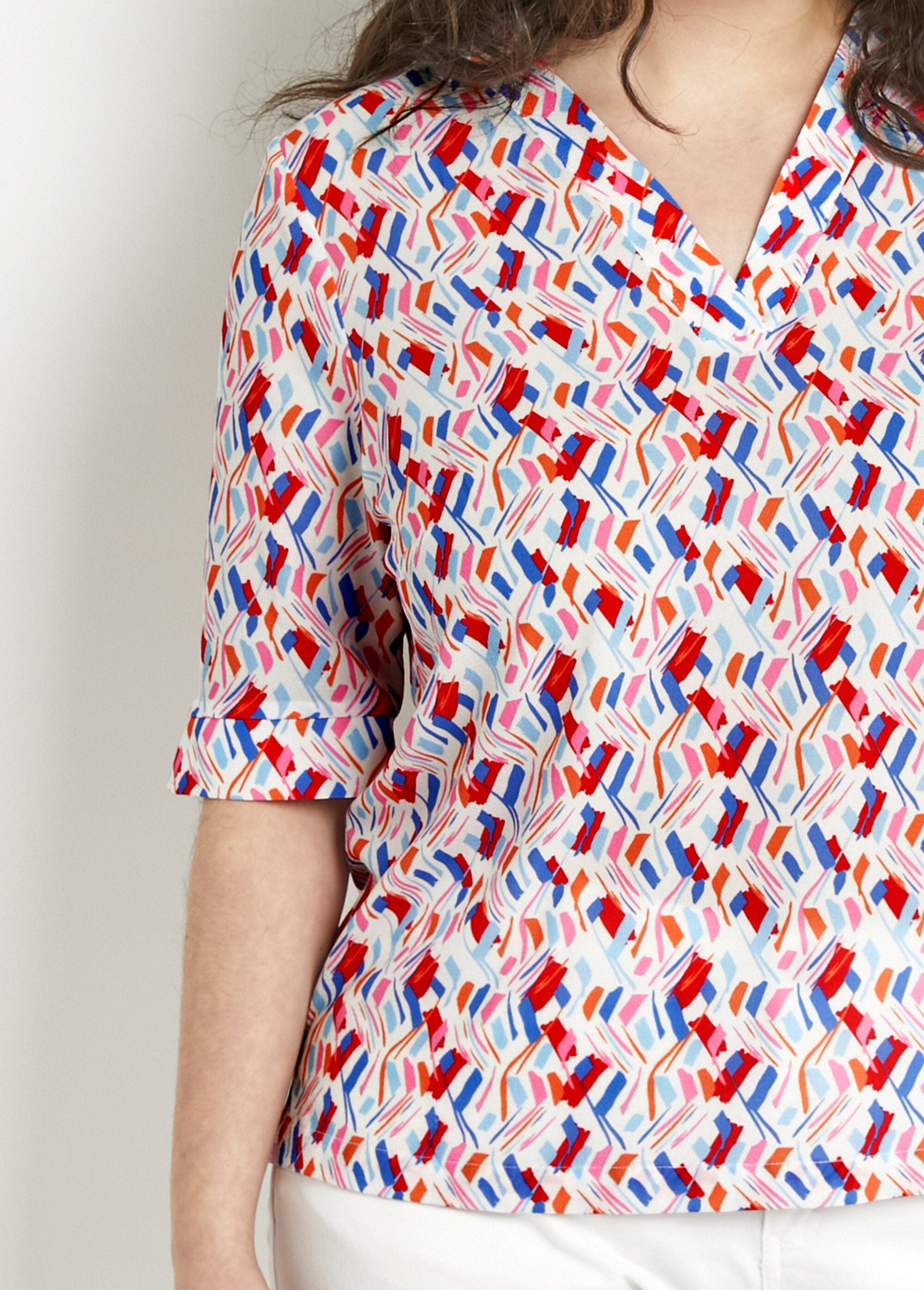 Túnica_reta_com_decote_em_V_e_mangas_curtas_estampadas_Bleu_et_rose_DE1_curvy