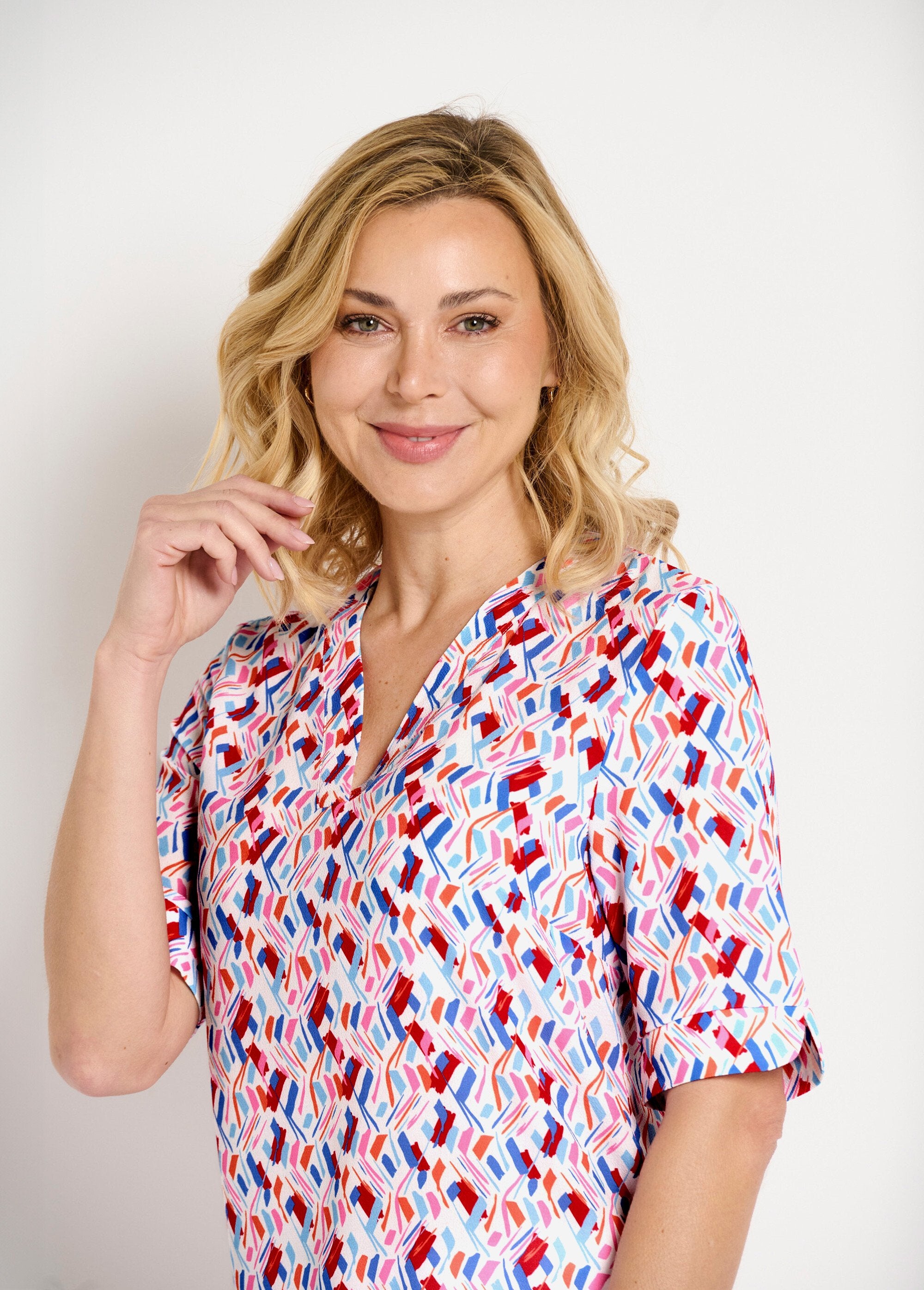 Túnica_reta_com_decote_em_V_e_mangas_curtas_estampadas_Bleu_et_rose_DE1_slim