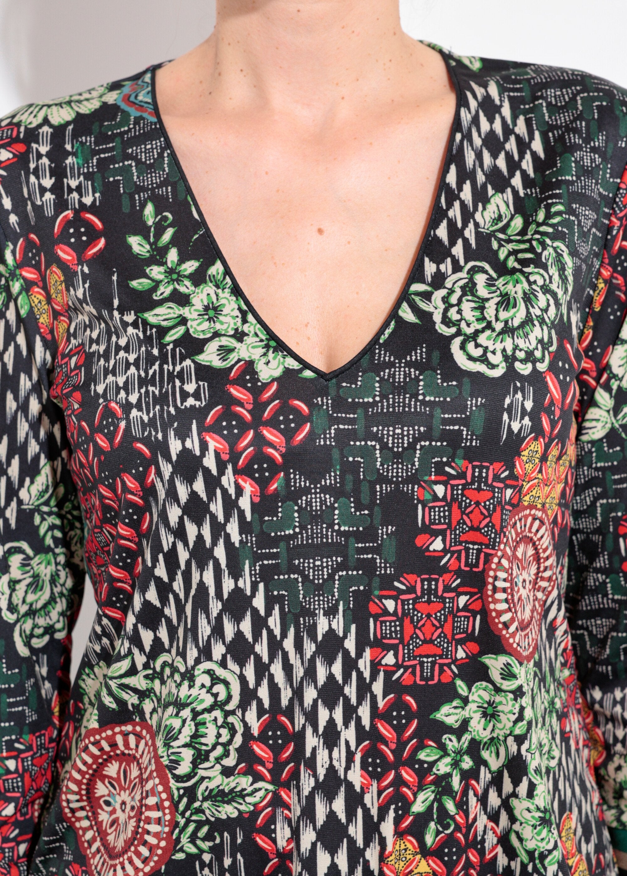 Túnica_com_decote_em_V_e_detalhes_canelados_em_patchwork_Vert_et_orange_DE1_slim