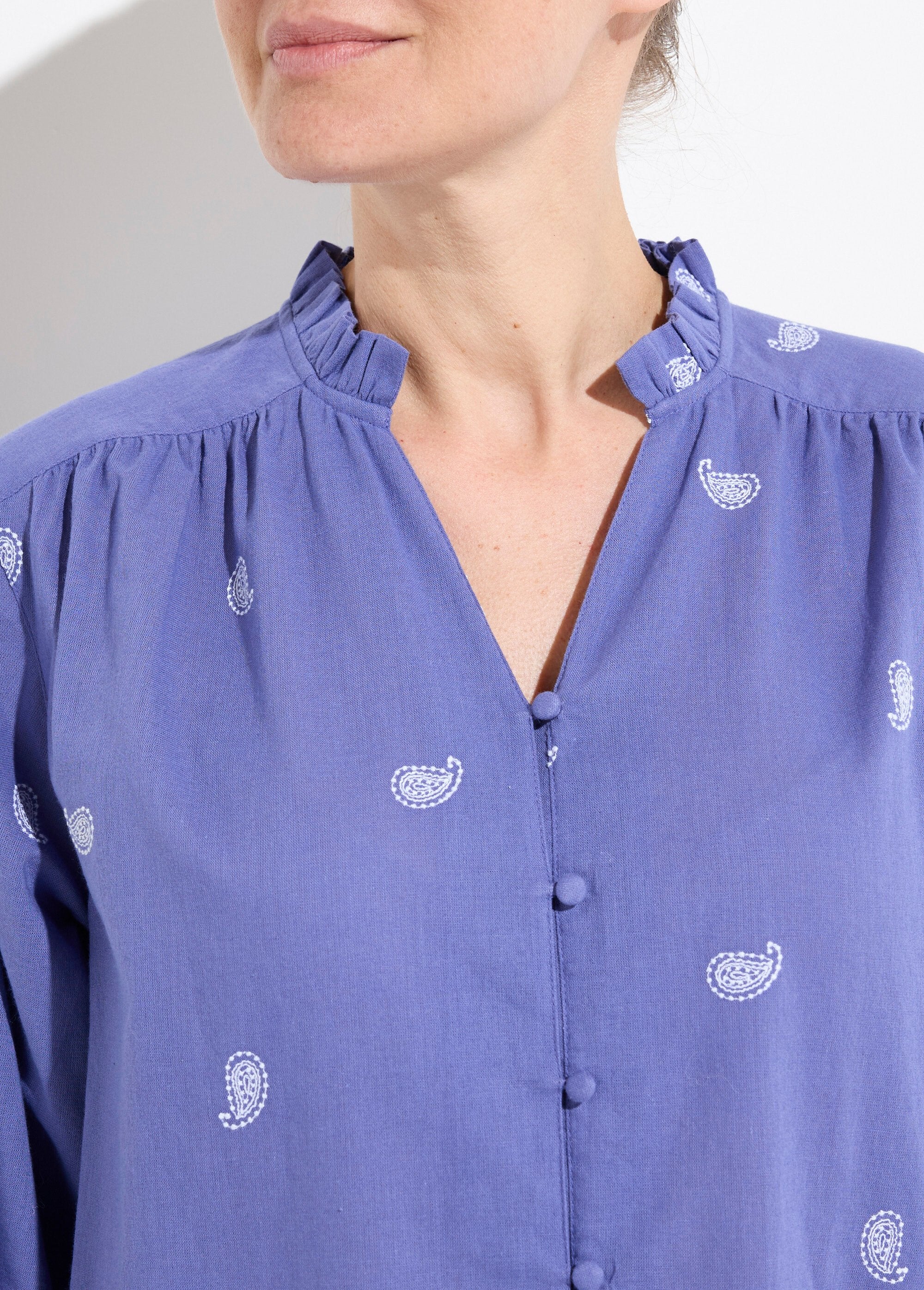 Túnica_de_gaze_de_algodão_bordada_com_gola_franzida_Bleu_et_blanc_DE1_slim