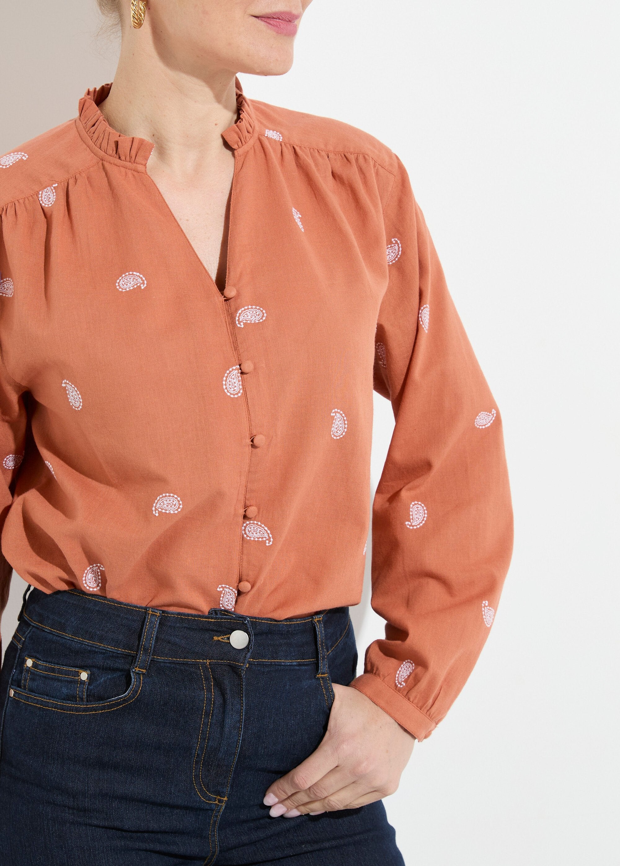 Túnica_de_gaze_de_algodão_bordada_com_gola_franzida_Caramel_et_blanc_DE1_slim