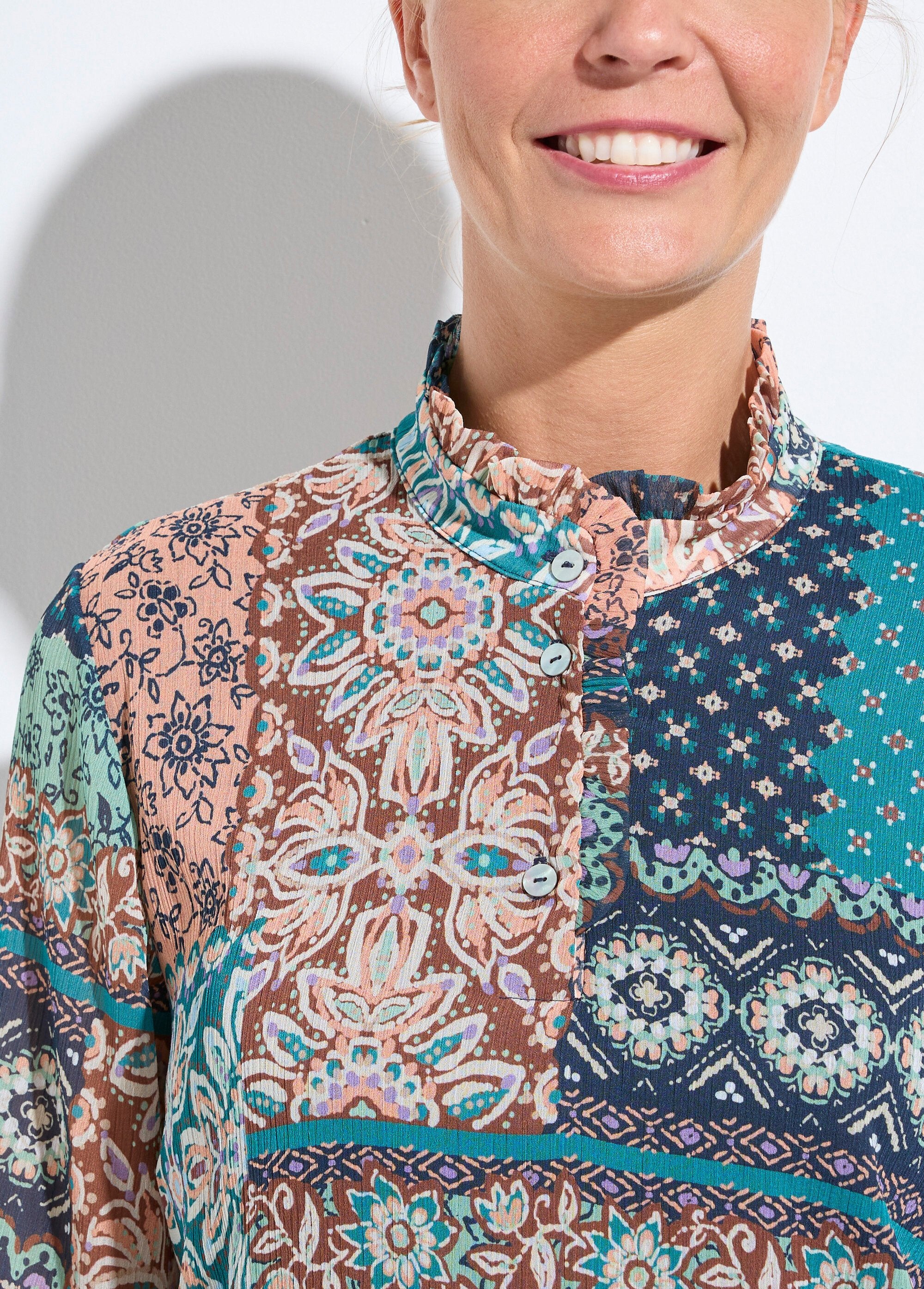 Túnica_com_gola_com_folhos_em_crepe_voile_com_estampado_de_retalhos_Vert_et_ecru_DE1_slim