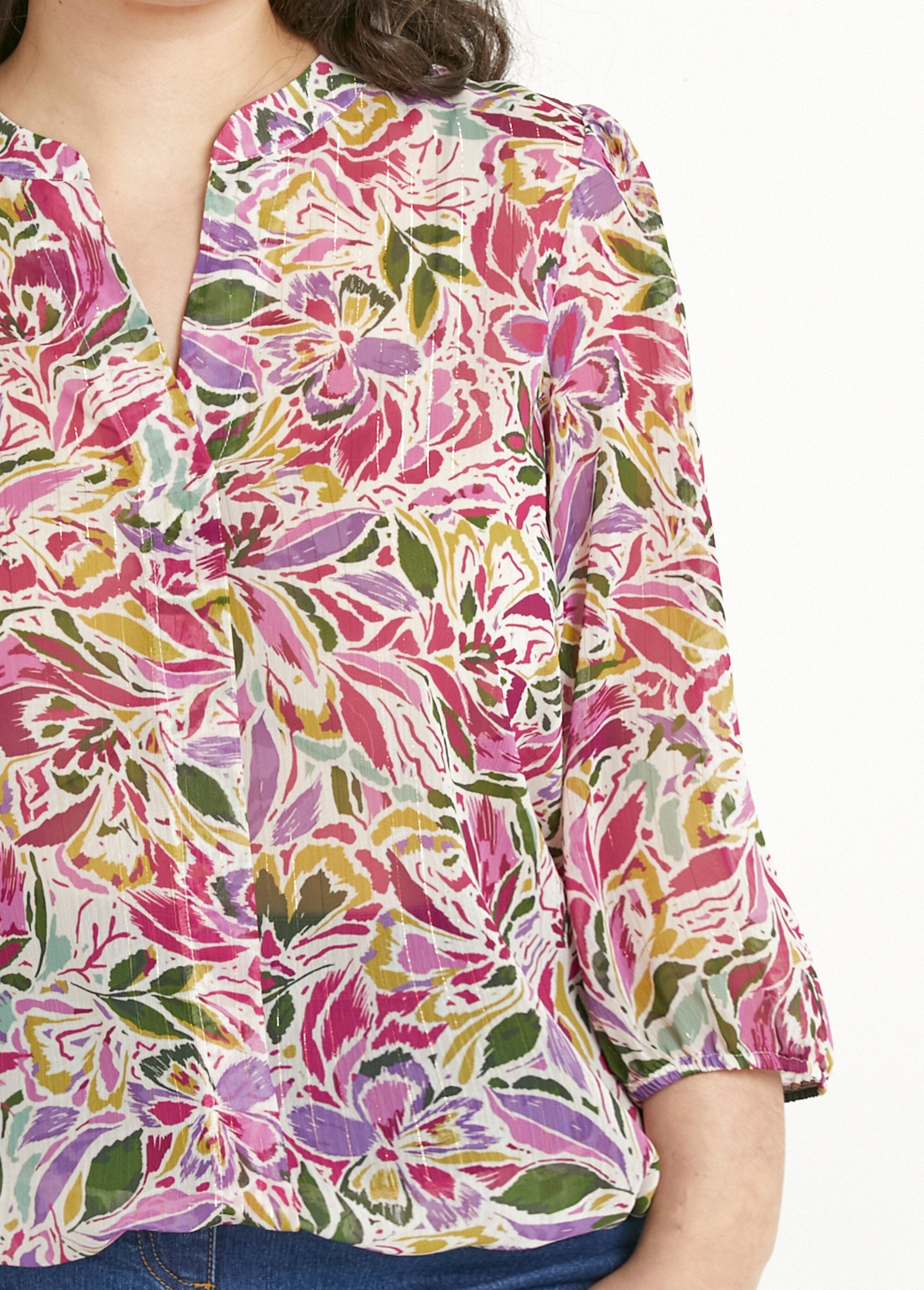 Túnica_longa_com_decote_em_V_e_voile_floral_brilhante_Multicolore_DE1_curvy