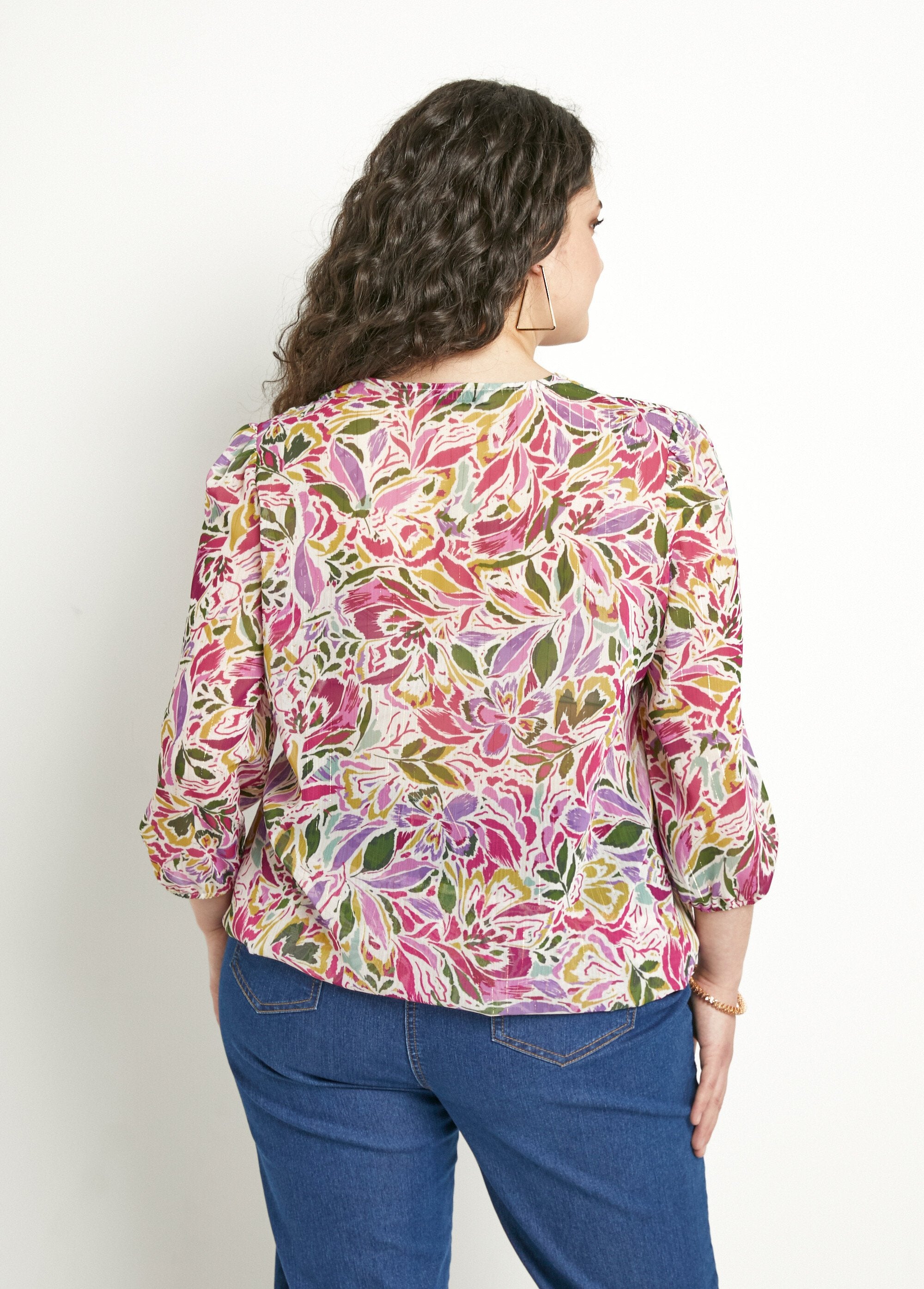 Túnica_longa_com_decote_em_V_e_voile_floral_brilhante_Multicolore_DO1_curvy