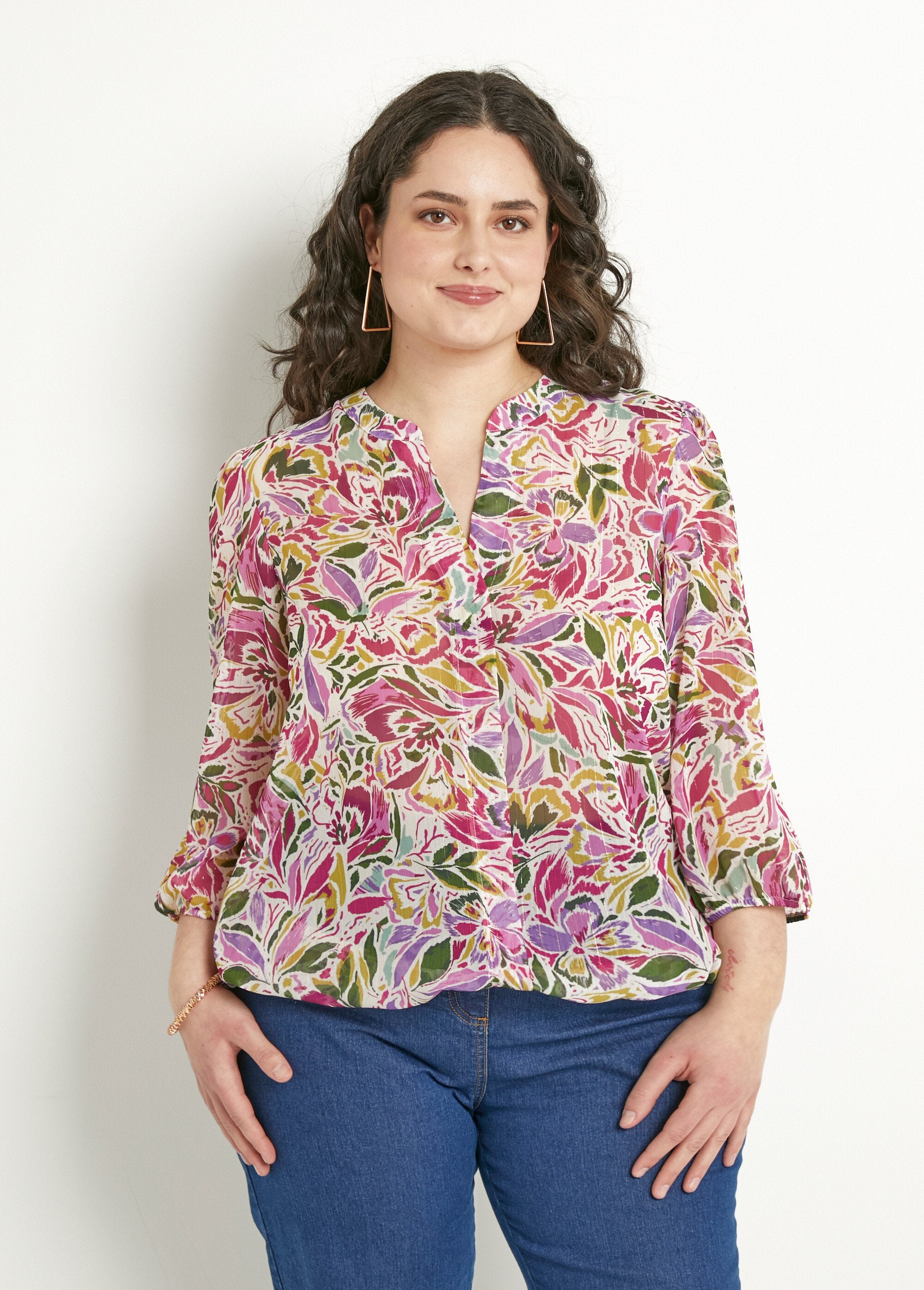 Túnica_longa_com_decote_em_V_e_voile_floral_brilhante_Multicolore_FA1_curvy