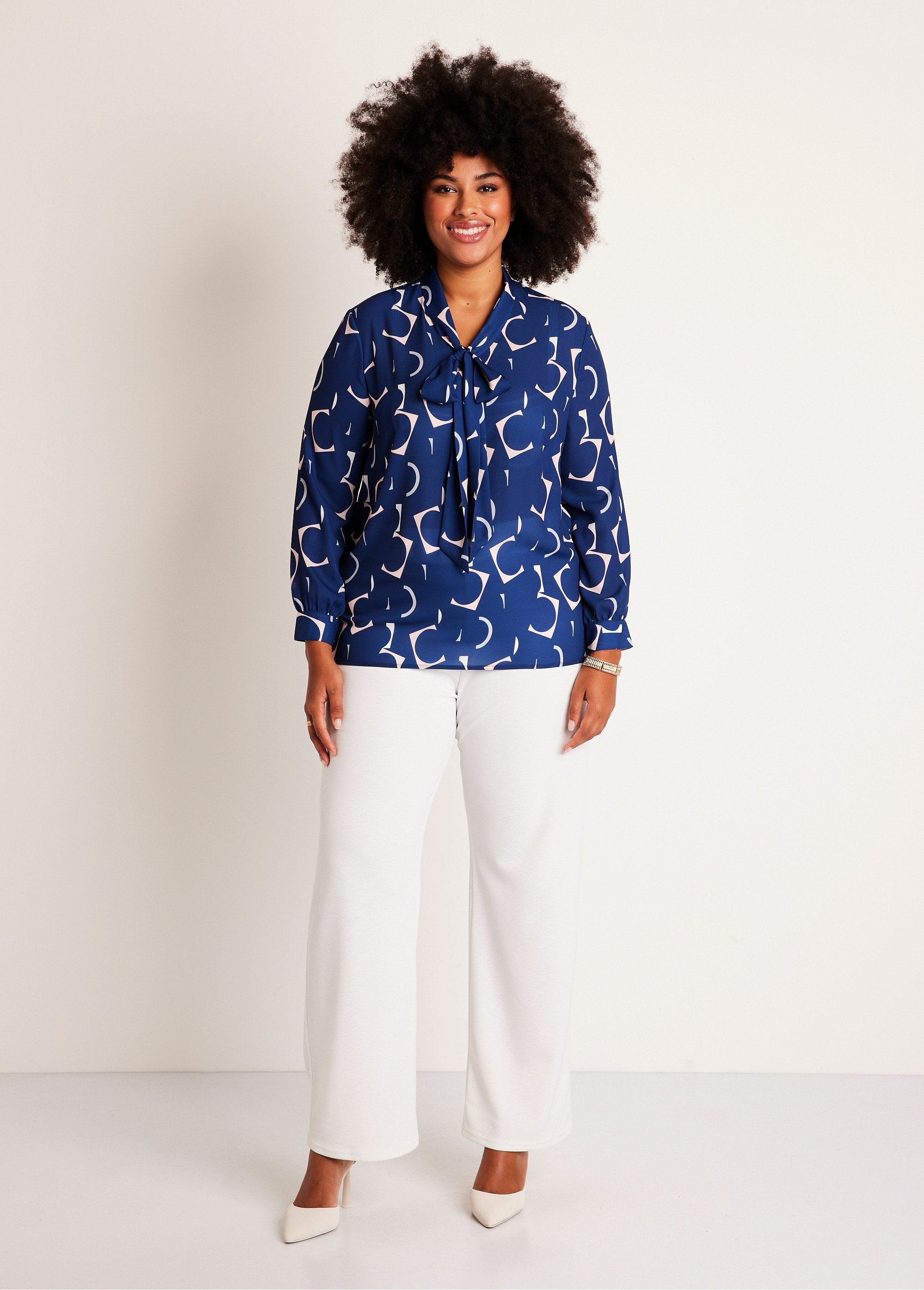 Túnica_estampada_longa_e_esvoaçante_Fundo_azul_SF1_curvy