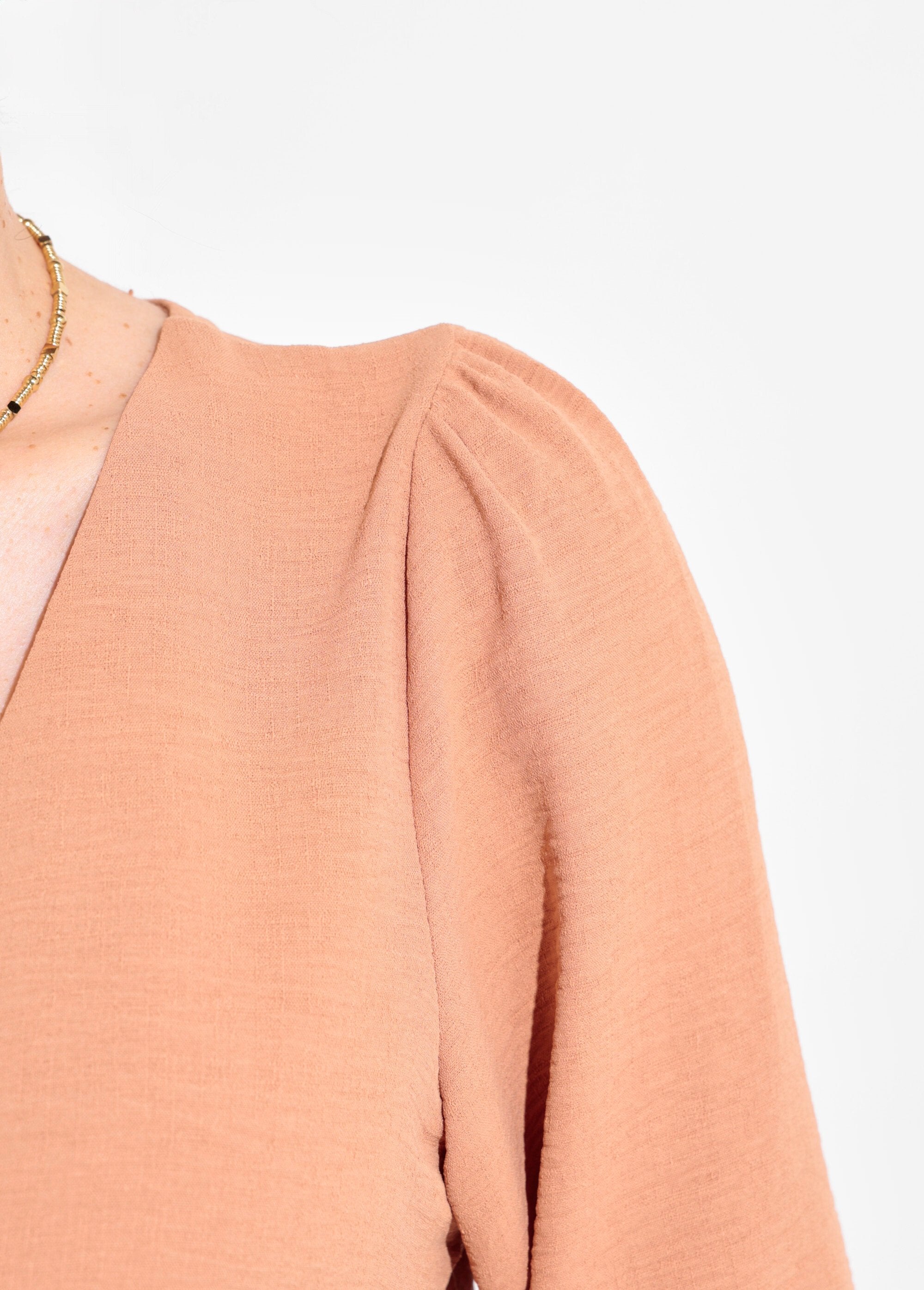 Túnica_abotoada_e_estampada_com_decote_em_V_Camel_DE2_slim