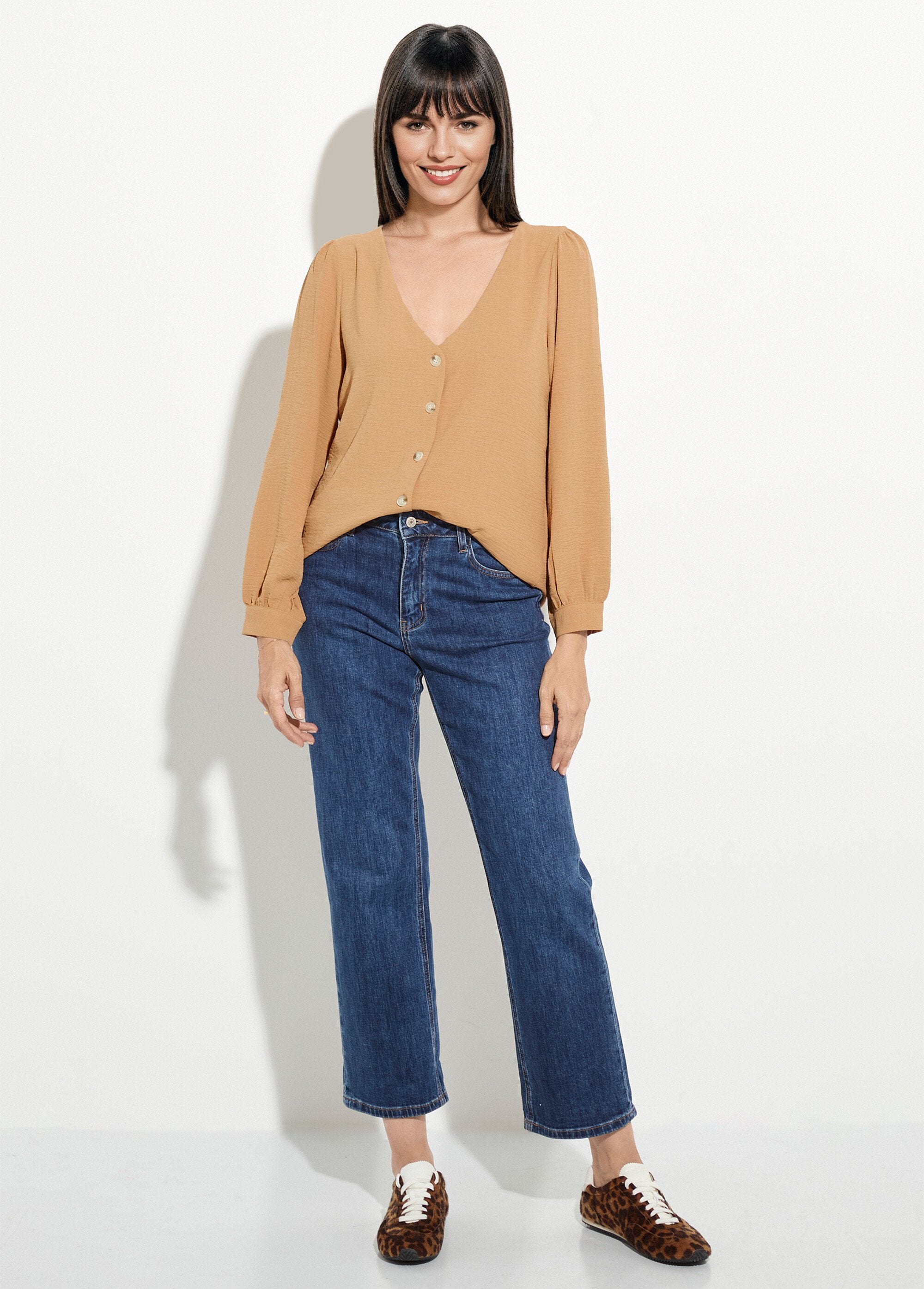 Túnica_abotoada_e_estampada_com_decote_em_V_Camel_SF1_slim