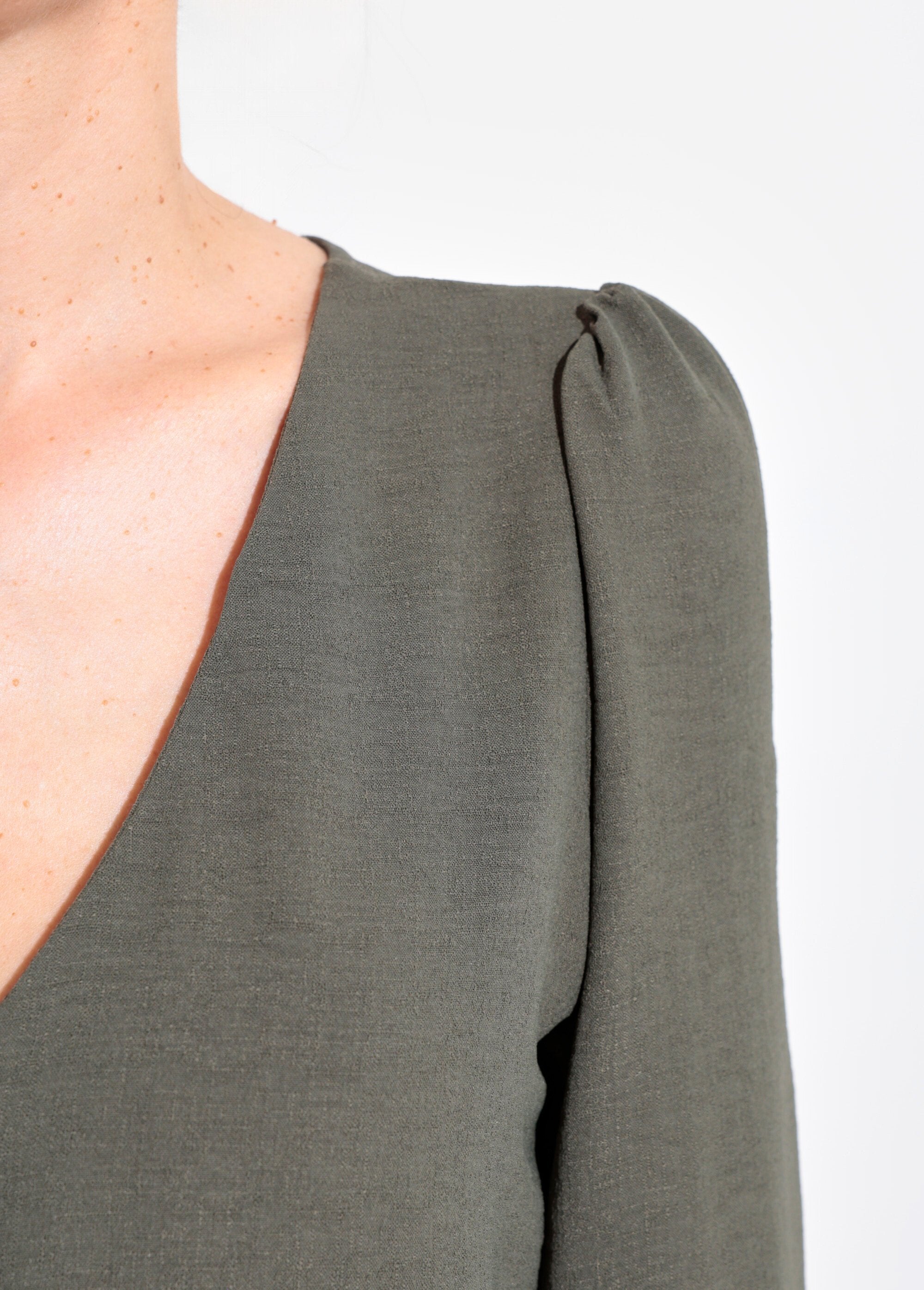 Túnica_abotoada_e_estampada_com_decote_em_V_Kaki_DE2_slim